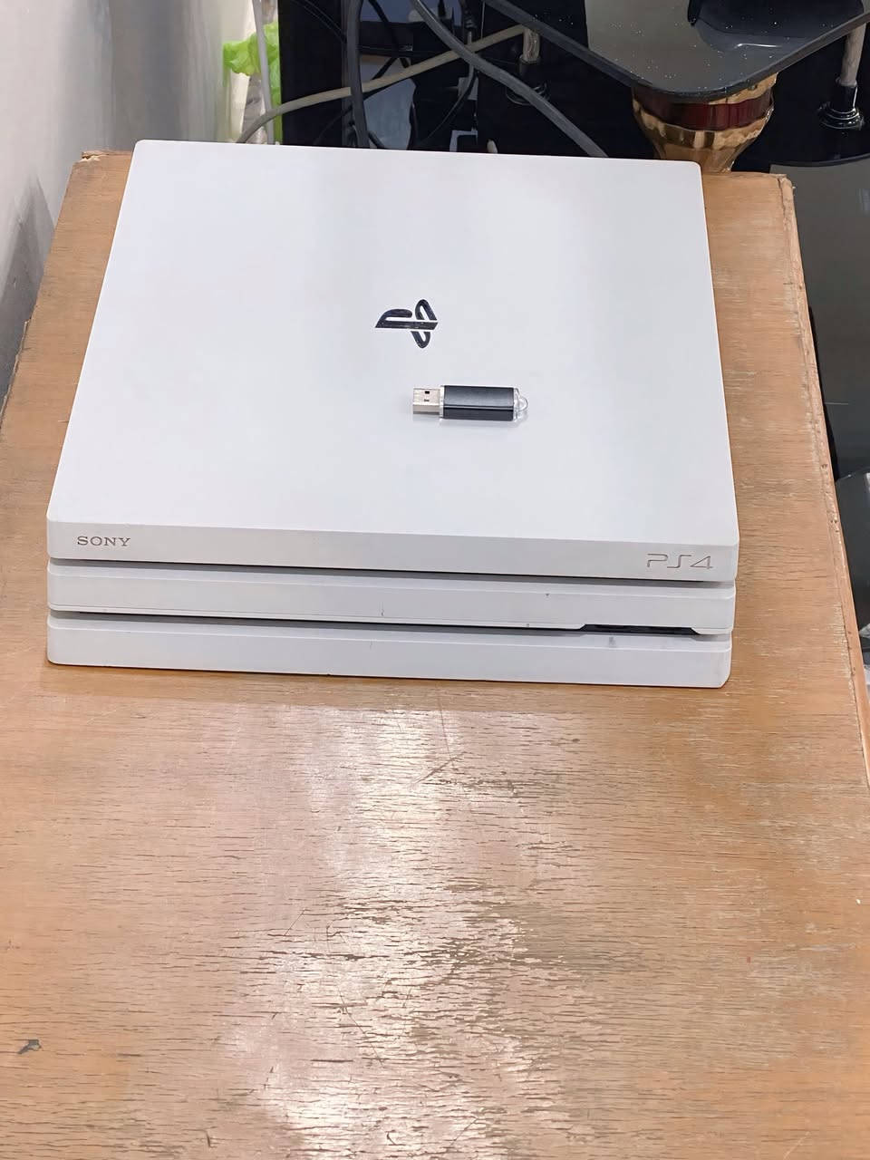يالله عرض جهاز بلايستيشن 4 برو مهكر ذاكرة تيرا اللون الأبيض نظام 9 بسعر مناسب جداً : 
متاح جهاز بلايستيشن 4 برو مهكر اللون الأبيض ذاكرة تيرا يدعم دقة ال 4kوال HDR 
مع يدتين يدة الجهاز الأصلية لون ابيض ويدة تجارية 
النظام 9 ثاني افضل نظام تهكير بعد ال6.72 من حيث السلاسة وسهولة التفعيل
 الجهاز يحتوي على حسابين حساب يتفعل التهكير بي من خلال الفلاش وحساب الثاني يتفعل بي التهكير بشكل مباشر خلال خمس ثواني بدون فلاش
الجهاز بي 10 العاب من اقوى وأمتع العاب البلايستيشن 4 :  
اله الحرب راغناروك +++ فيفا 26 +++ فيفا 24 
+++ جي تي اي 5 +++ شادو اوف ذا تومب رايدر 
+++ انشارتد الأرث المفقود +++ كول اوف ديوتي 4 ريماسترد +++ كول اوف ديوتي بلاك اوبس 3 نسخة الديلوكس تحتوي على جميع المابات والأضافات يعني كل مابات الزومبي والمالتي بلاير من ضمنها حزمة الزومبي كرونكلز 
+++ اساسن كريد ميراج +++ UFC قتال الBOX
الجهاز نظيف جداً واني محافظ علية كلش وشغال وخالي من اي عطل او مشكلة 
فقط مفتوح للتنظيف وتبديل المعجون الحراري
سعر الجهاز 320 الف 
مكاني : بغداد الأعظمية الكم راغبة خاتون
رقمي : ***********
