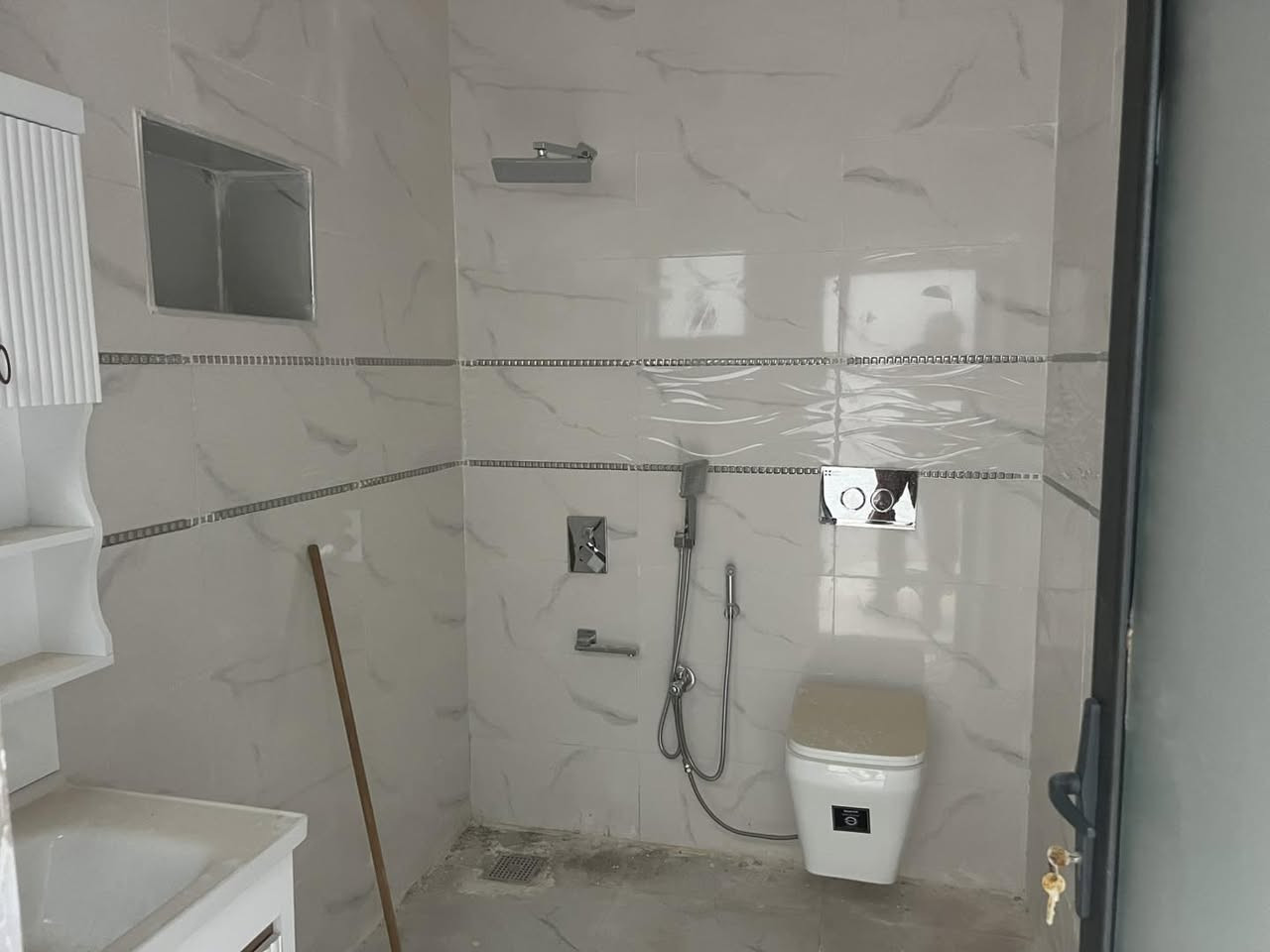 مشتملات  صفر للبيع  مجاورتان  طابقين  درج خارجي 

المساحة لكل مشتمل :  160 م 

الواجهة لكل مشتمل ؛  6.50 م

الموقع  :  واسطي خلف دائرة المعوقين 

جنس العقار  :   طابو صرف 

تفاصيل المشتملات  لكل  واحد ⬇️

طابق الارضي ⬅️ كراج تواليت خارجي مطبخ هول استقبال صحيات وغرفة عدد 2 
طابق الاول   ⬅️ مطبخ استقبال صحيات  غرف عدد 2 وسطح كبير 

السعر  *️⃣  يرجى مراسلة الصفحة او الاتصال على ارقام المكتب 

*********** 📞
***********📞
