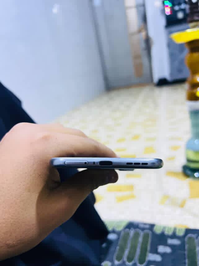 السلام عليكم ورحمة الله للبيع
(تكنو سبارك 40 برو بلس).

​الشاشة:
​نوع: 3D AMOLED (شاشة منحنية الأطراف)
​الدقة: 1.5K (1224x2720 بكسل)
​معدل التحديث: 144Hz (مما يوفر سلاسة فائقة)
​المعالج:
​MediaTek Helio G200 (يذكر أنه "الأول من نوعه في العالم")
​الذاكرة والتخزين:
​يتوفر بخيارين للتخزين: 256GB 
​الذاكرة العشوائية (RAM): 8+8GB
​الشحن والبطارية:
​سعة البطارية: 5200 مللي أمبير
​الشحن السريع: 45W (شحن سلكي)
​الشحن اللاسلكي: 30W (شحن لاسلكي مغناطيسي)
​الكاميرا:
​الكاميرا الخلفية الرئيسية: 50 ميجابكسل (مع دعم التثبيت الإلكتروني للصور - EIS)
​ميزات إضافية:
​مقاومة للغبار والماء بمعيار IP64.
​تقنية NFC (الاتصال قريب المدى).
​نظام تشغيل Android 15 وواجهة HIOS 15.
​بصمة تحت الشاشة (بصري).
​مكبرات صوت مزدوجة مع تقنية Dolby Atmos.
​ميزة FreeLink للمكالمات المجانية بدون إشارة.
مستعمل شي قليل  
للمروسه او بيع
السعر خاص
او مروسة 
***********
