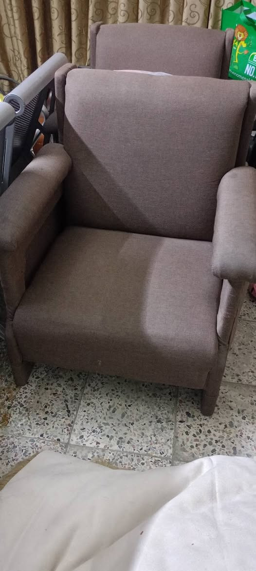 السلام عليكم عندي ميز طعام صاج مع 6كراسي نضيف وسبلت طن ونص توسوت انفيرتر مع نص تخم نضيف وغساله اوتماتيك سامسونك بيه عطل بصيط مع ميز تلفزيون مكاني بغداد العامريه ***********واتساب
