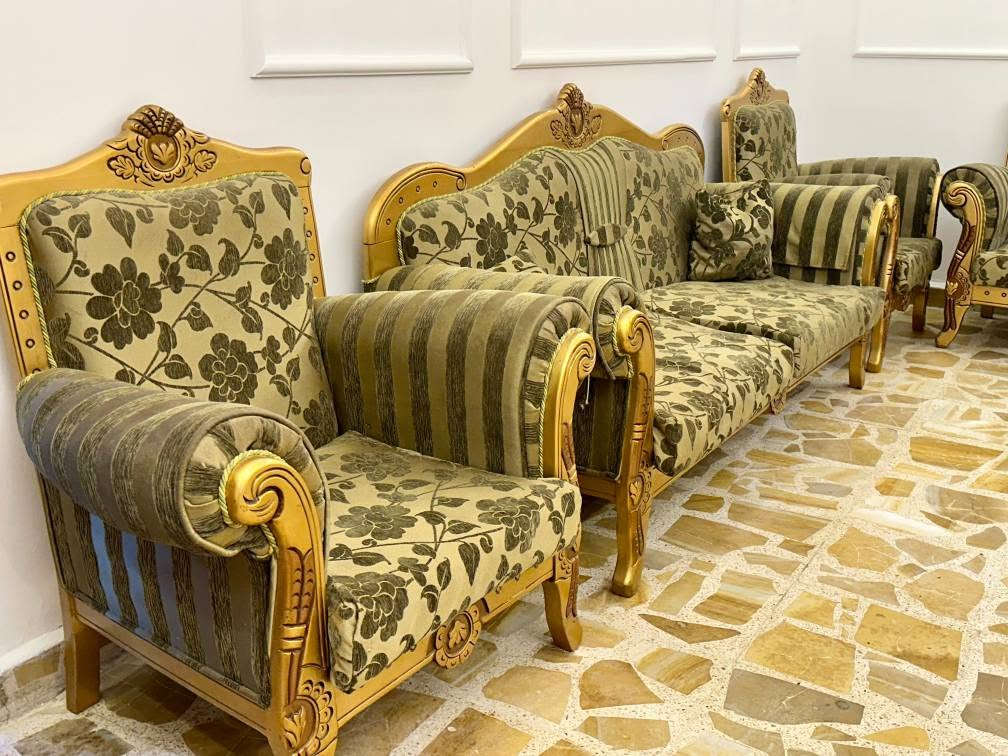 تخم كامل ١٠مقاعد لون مميز ملكي 
يحتاج. بس. غسل. مكان كربلاء المقدسة حي البلدية 
السعر 700 الف مجال بسييط 
*********** Guadalupe, Zac

