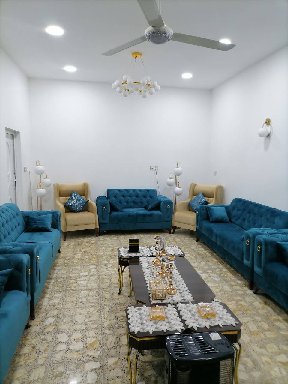 دار للبيع أو للأيجار
مساحة 200 متر
4غرف نوم خدمات عدد3 وطابقين
الاتصال على الرقم نفس صاحب الدار
***********
***********
فالح ابو محمد
بيع 280 مليون
ايجار 900 الف شهريا
الدورة / البوعيثة / العدل / خلف جامع كامل عبود
