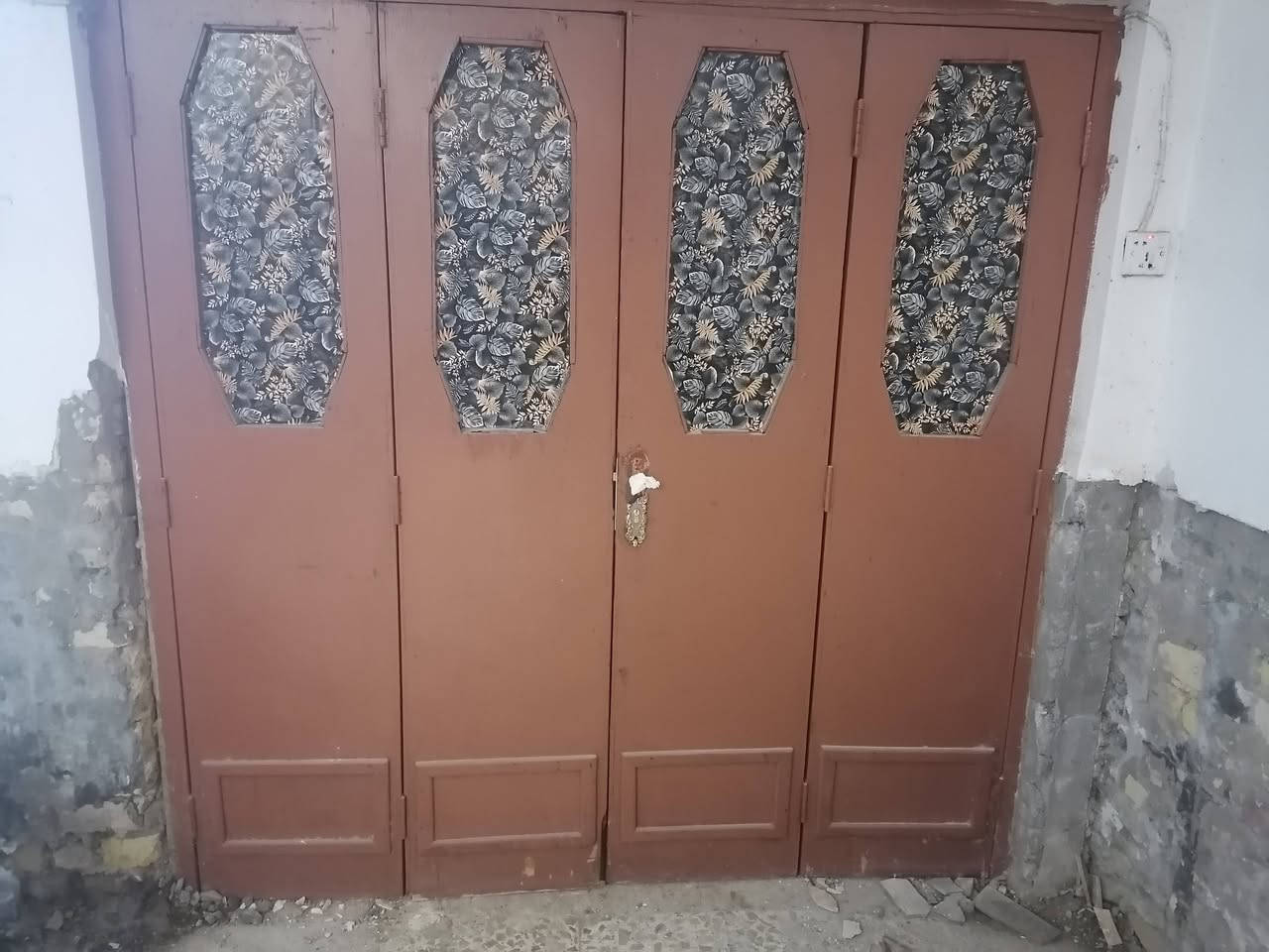 بيبان خشب صاج عدد ٣ للبيع نظيفات وباب استقبال دفتريه وبيبان بي بي سي عدد ٣ وشبابيك عدد٣ للاستفسار الاتصال ع ***********
