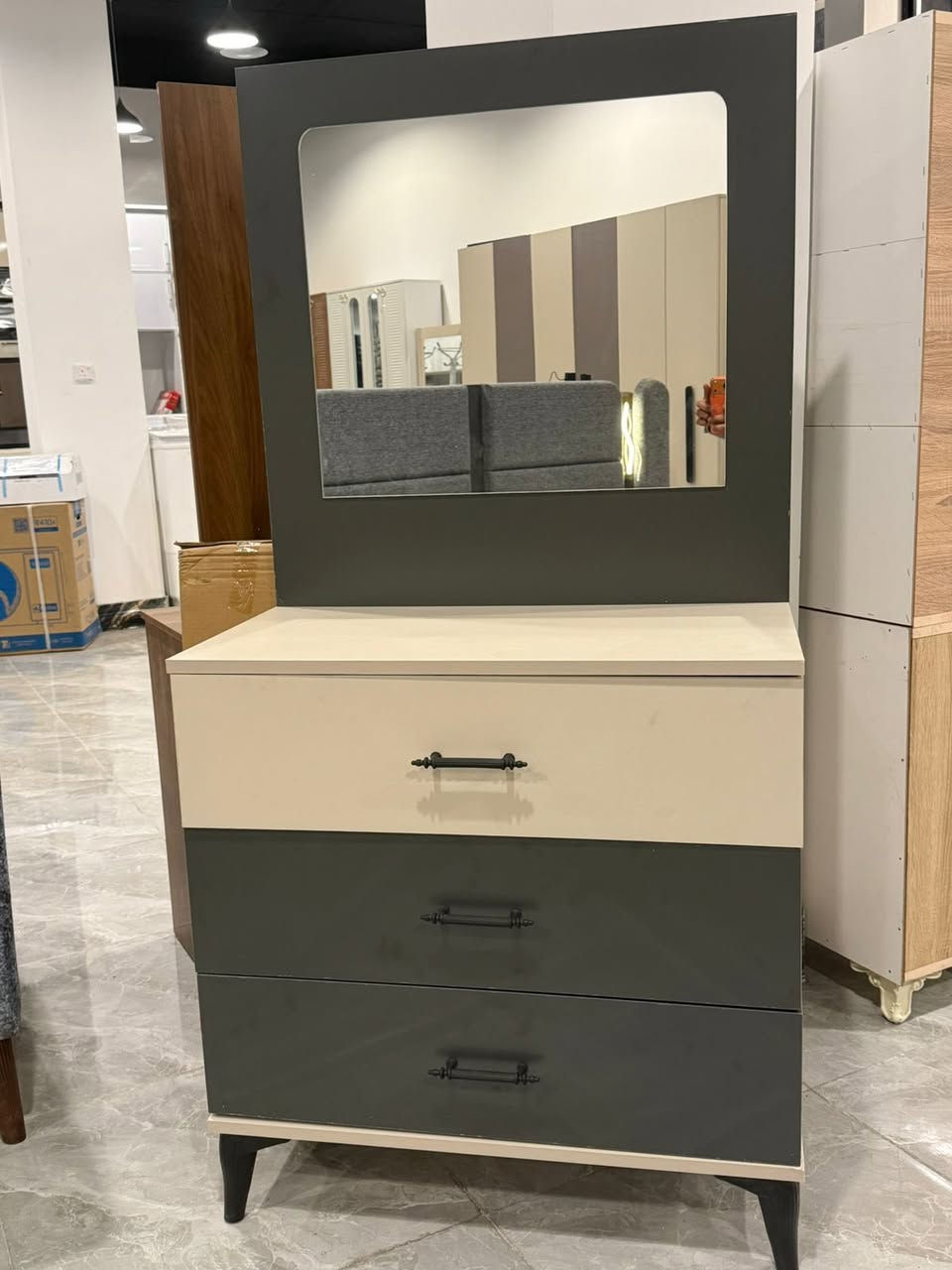 معرض صلاح آلدين للأثاث المنزلي للجمله والمفرد 
وصول غرفه نوم تركي 7 قطع كنتور 8 أبواب قياس 3متر 
سرير نفرين قياس 180x200 كومدي اناره لد
ميز تواليت مع طابوري لون مميز وجميل 
ضمان فتح.وشد 10 مرات 
#زورونا_تجدون_مايسركم
***********
#الفرع_الاول
تكريت الزهور مقابل كليه تربيه البنآت مجاور تانكي المآء قرب غصن الزيتون 
#الفرع_الثاني
تكريت الزهور مقابل مدرسة خالد بن وليد قرب تربيه البنآت
