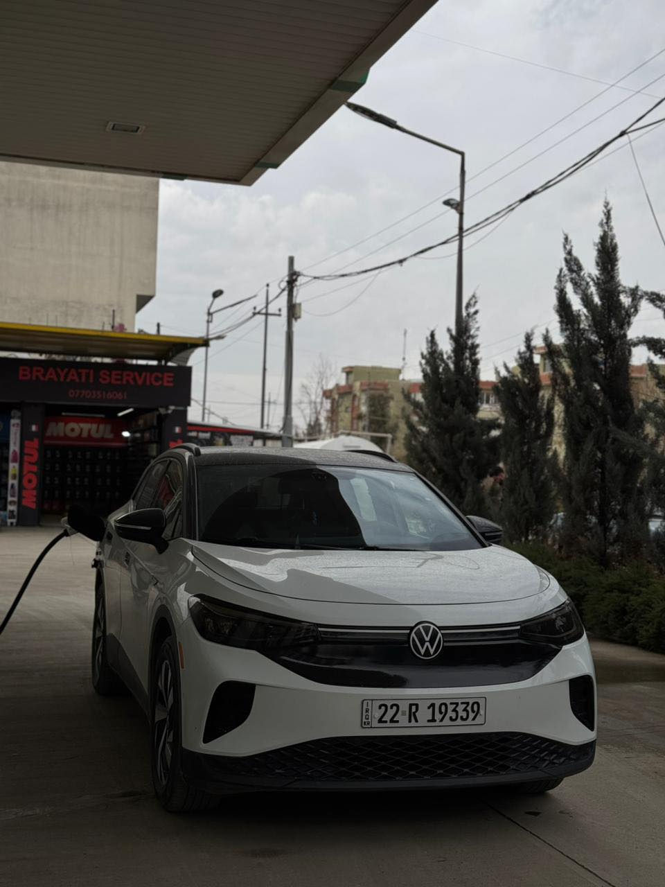 volkswagen İD4 Pro

📌 الموديل: 2023
📌 الممشى: 70,000 كم
📌 بدون بانوراما

⸻

🔋 المواصفات الميكانيكية:
 • محرك كهربائي بالكامل
 • دفع خلفي (RWD)
 • بطارية الحجم الأكبر (82 kWh)
 • مدى قيادة يصل إلى 500 كم بالشحنة الواحدة (حسب الاستخدام)
 • شحن سريع DC
 • شحن منزلي AC
 • نظام استرجاع الطاقة (Regen Braking)
 • أوضاع قيادة متعددة

⸻

🤖 أنظمة القيادة والمساعدة:
 • قيادة ذاتية
 • مثبت سرعة ذكي (Adaptive Cruise Control)
 • نظام الحفاظ على المسار (Lane Assist)
 • تحذير من التصادم الأمامي
 • فرملة طوارئ أوتوماتيكية
 • مراقبة النقطة العمياء
 • اصطفاف ذاتي (Park Assist)
 • حساسات أمامية وخلفية
 • كامرة خلفية

⸻

🖥️ التكنولوجيا والداخلية:
 • شاشة وسطية كبيرة تعمل باللمس
 • عدادات ديجيتال كاملة
 • نظام ملاحة
 • Apple CarPlay & Android Auto
 • بلوتوث + USB-C
 • إنارة داخلية محيطية متعددة الألوان
 • مكيف أوتوماتيك ذكي (Climatronic)
 • تشغيل ودخول بصمة (Keyless Entry)
 • مرايا كهرباء

⸻

🪑 المواصفات الخارجية:
 • جنوط وكالة
 • إضاءة LED أمامية وخلفية
 • إشارات بالمرايا

⸻

📌 الملاحظات:
 • صبغ قطعة وحدة فقط (جاملغ سائق)+ قطعتين كلير امريكا 

 • سيارة نظيفة جداً واستعمال شخصي

💰 السعر: 180
📲 ***********
