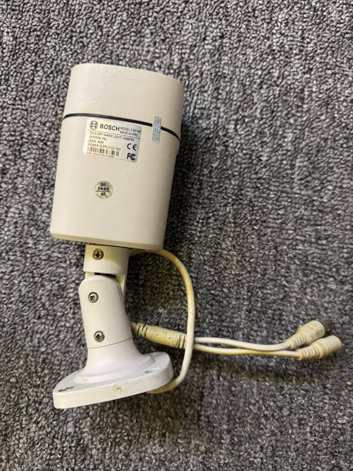 للبيع 3 كاميرات مع دي في ار  ماركة بوش دقة فول ليلي نهاري  استخدام قليل. لتفاصيل اكثر هذا رقمي بي وتساب ***********
