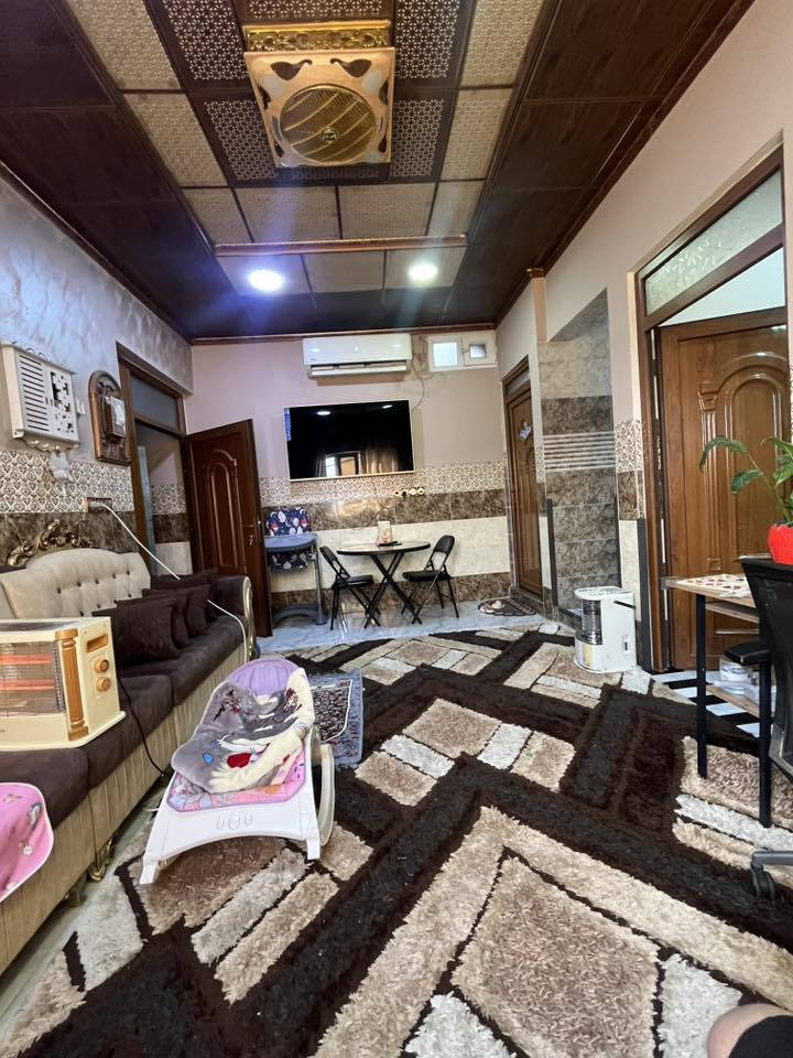 بيت للبيع في حي الانتصار سند ملك صرف طابو الزهور مساحه البيت 110 متر مربع موقعه مميز جدا  شارع 20 متر البيت طابقين 
الطابق الاول مصوره فديو 
الطابق الثاني يتكون من غرفتين نوم وهول جبير ومطبخ وصحيات وبيتونه 
السطح يحتوي عل مخزن 

البيت سعره مناسب للتواصل الاتصال على 
اتصال ***********
 وتساب ***********
