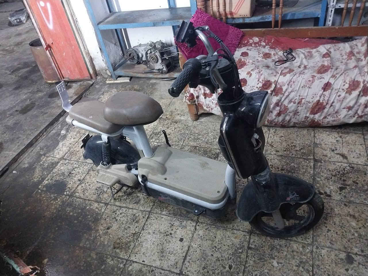 السلام عليكم ورحمه الله وبركاته دراجه شحن للبيع عنوان بغداد الزعفرانيه الاستفسار الاتصال على الرقم *********** 
وياها وحده شحن نقص بطاريات ثنين عدد دراجات
