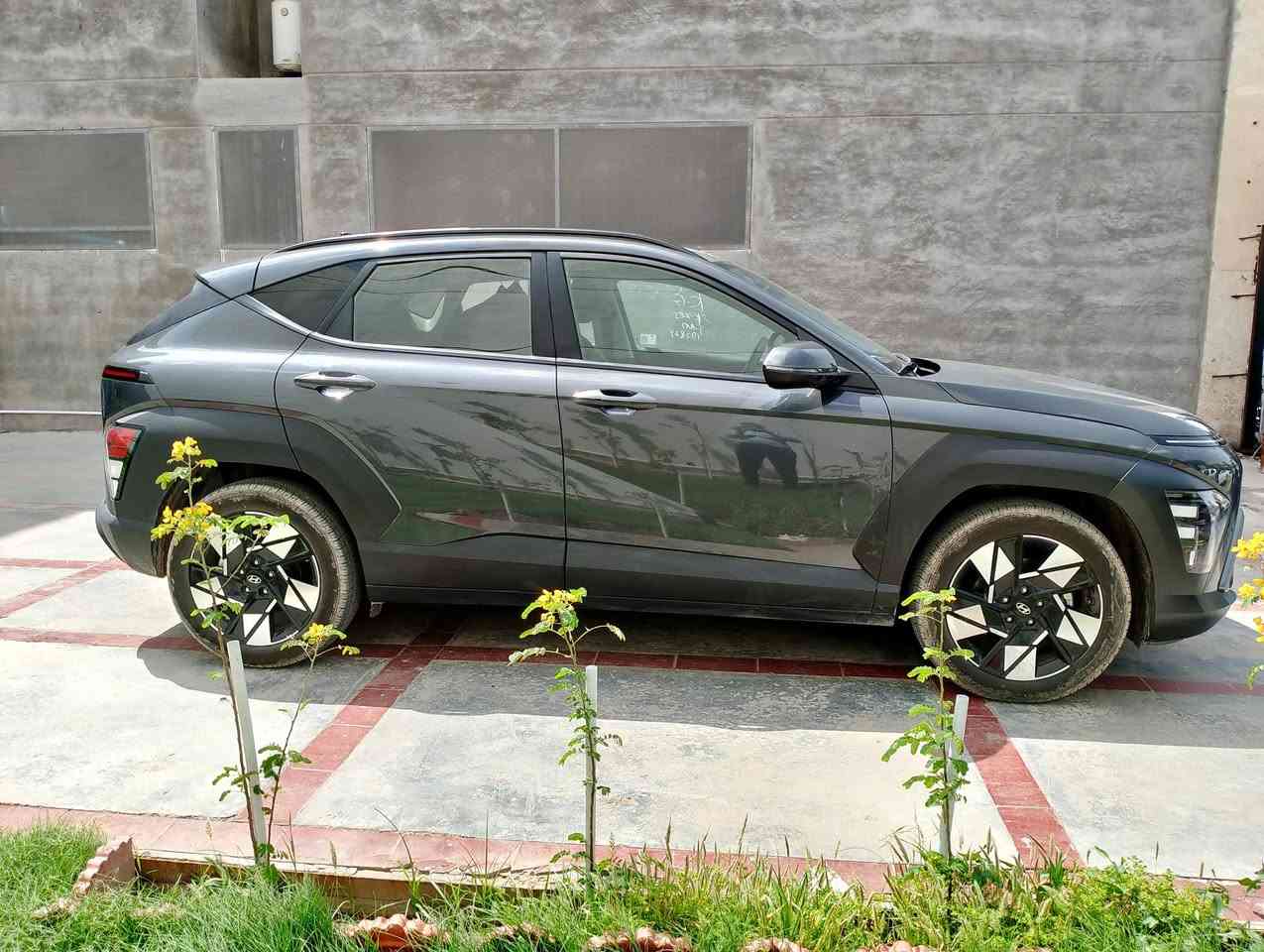 هونداي كونا 2024 وارد امريكي 
 ماشيه  22 رقم بغداد باسمي 

🟢مواصفات عدا الفتحة 
🟢 محرك 2000 دوش
🟢 بصمه تشغيل + تشغيل عن بعد
🟢 هند بريك بصمه 
🟢 شاشه دجتل متصل اندرويد وكار بلي  
🟢 كامرة خلفية دوارة ثلاث وضعيات
🟢 كشن السائق كهرباء
🟢 رادارات اماميه وخلفيه وجانبية 
🟢 تحديد مسار  وتحذير عند خروج عن الخطوط+ توقف ذاتي عن الاقتراب 
🟢  انضمه قياده درايف مود
🟢  اوتو هولد + نضام صعود منحدرات 
🟢 نقطة عمياء +اشاير بالمري 
🟢 تبريد بيانو مناخي منفصل قطعتين امامي وخلفي
🟢 شاحن واير ليس وتايب سي
🟢 فول تحكم ستيرن 
🟢 اوامر صوتية
🟢ويل كب حجم 18 
🟢استيرن رجاج عند الاقتراب من سياره

ضرر جاملغ امامي و4 اصابع حافة البنيد 
السعر 175 وبيها مجال 
مكان السيارة النجف 
***********
