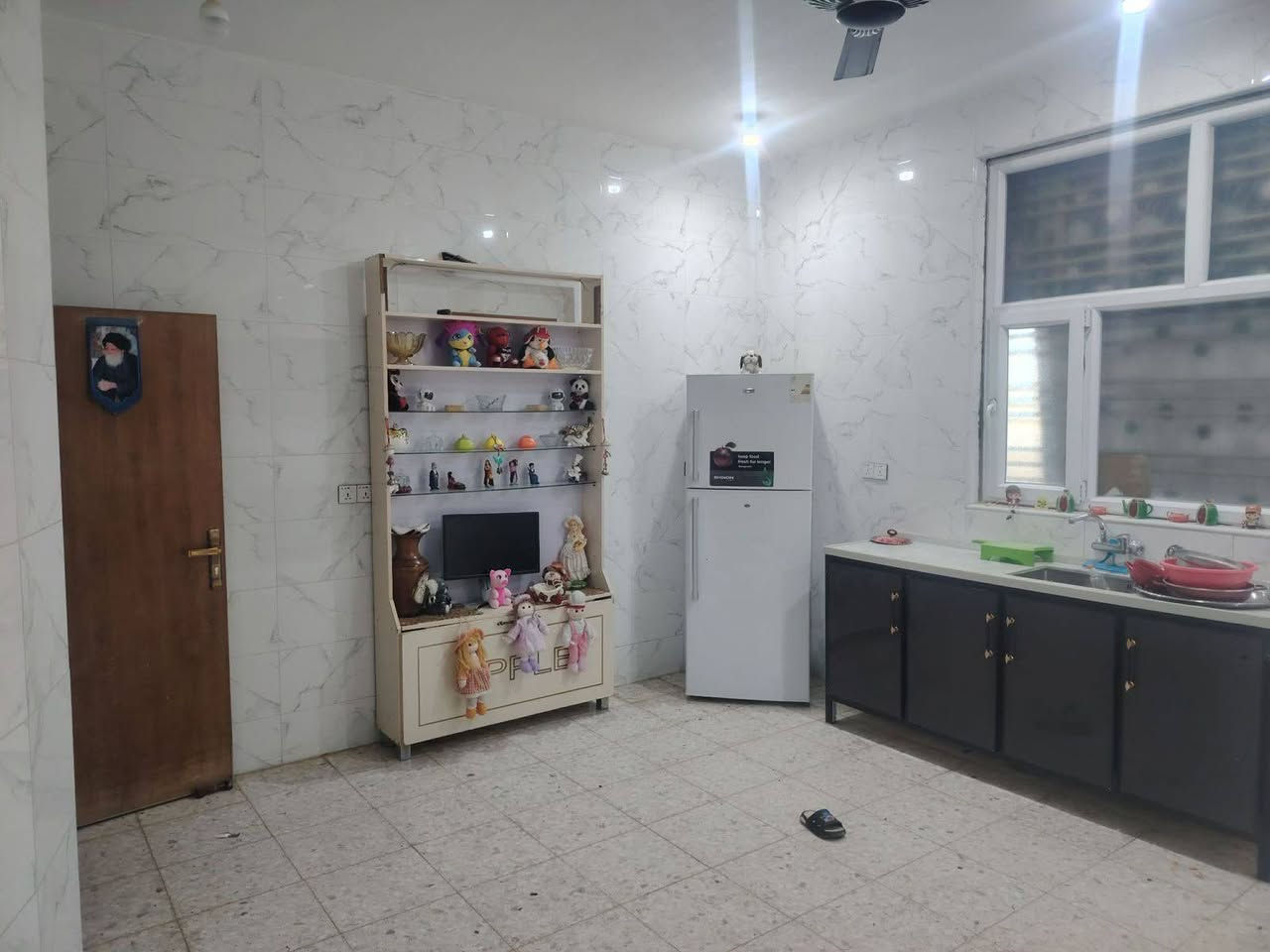 دار للبــــــيع 💥
وبسعر مناسب جداً جداً جداً
الموقع الخضراء مقابل ساحة البيع المباشر
المساحة 250 م
البيت طابقين يحتوي الطابق الأول على كراج طرمة واسعة مطبخ وإستقبال  وهول داخلي واسع و مجموعة صحية داخلية وخارجية وغرفتين نوم.

الطابق الثاني نفس ما موجود بالطابق الارضي لكن غير مسقف (هيكل) علما ان درجه معزول عن البيت وبالامكان جعله داخل البيت
🔹 البيت بناء جديد مسكون اقل السنة
🔹 شارع يخبل والجوارين وردة
للاستفسار الاتصال على الرقم
***********
