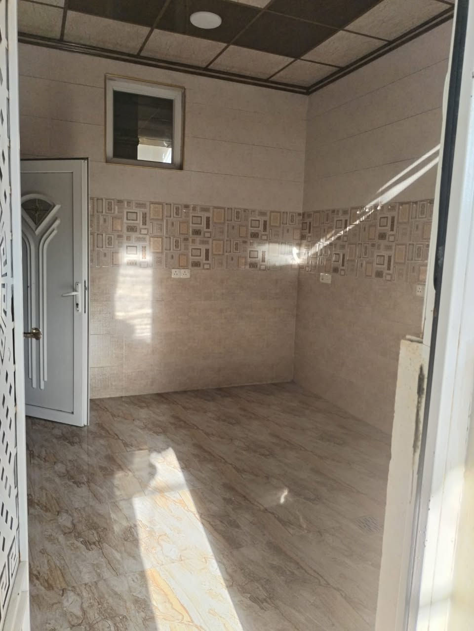 دار للايجار 🏠🏠
في حاوي الجوسق
مساحة 100 متر 
طابق واحد 👉 👉 👉 👉 👉 
يتكون من غرفة نوم وهول واستقبال وصحيات ومطبخ وبيتونة وسطح 
السعر 250 الف
موقع قرب جامع عروه الوثقة

للاستفسار اكثر  الاتصال على الرقم التالي 
***********
