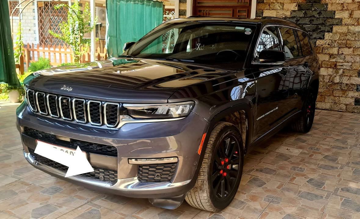 جيب  كراند شيروكي 2022 لمتد L .وارد امريكي
الشكل الجديد 7  راكب

المحرك : V6.  3.6L 
العداد :  45 ميل
اللون : رصاصي رمادي
الرقم : اربيل 22 دولي 

مكان السيارة:بغداد
المواصفات :
* دفع رباعي 4x4 . 
* رادار امامي مع مانع تصادم . 
* تحذير الخروج عن المسار . 
* تحذير النقطة عمياء  .
* ويل قياس 20 انج .
* سقف بانوراما . 
* مع شاشه بمواصفات عاليه
* شاشه كبيرة 10.1 انج . 
* نظام الخرائط (GPS) .
* كاميرا داخلية محيطيه  360 درجه  . 
* كاميرا خلفية . 
* المصابيح الأمامية زنون .
* كشافات الضباب زنون .     
* تشغيل عن بعد .
* صندوق كهربائي .
*شفتات بالستيرن.
*الگير ماوس مع وضعيات قياده متعدده.
* مقصورة الركاب من الجلد الفاخر .
*تطعيم الدشبول والابواب صاج ملكي.
* حفظ وضعيات الجلوس (ميموري) . 
* المقاعد الأمامية كهربائية .
* المقاعد الأمامية تبريد وتدفئة .
* المقاعد الخلفية تدفئة .
*سايد بريك بصمه.
*فول تحكمات ستيرن امامي خلفي.
*عشره  ايرباك بالدشبول ولتكم ولكراسي
* سستم صوت Alpine . 
* انارة داخلية LED . 
* حساسات خلفية . 
* 7 راكب .
* مكيف خلفي مع وحدة تحكم منفصلة . 
* تدفئة ستيرن . 
************
