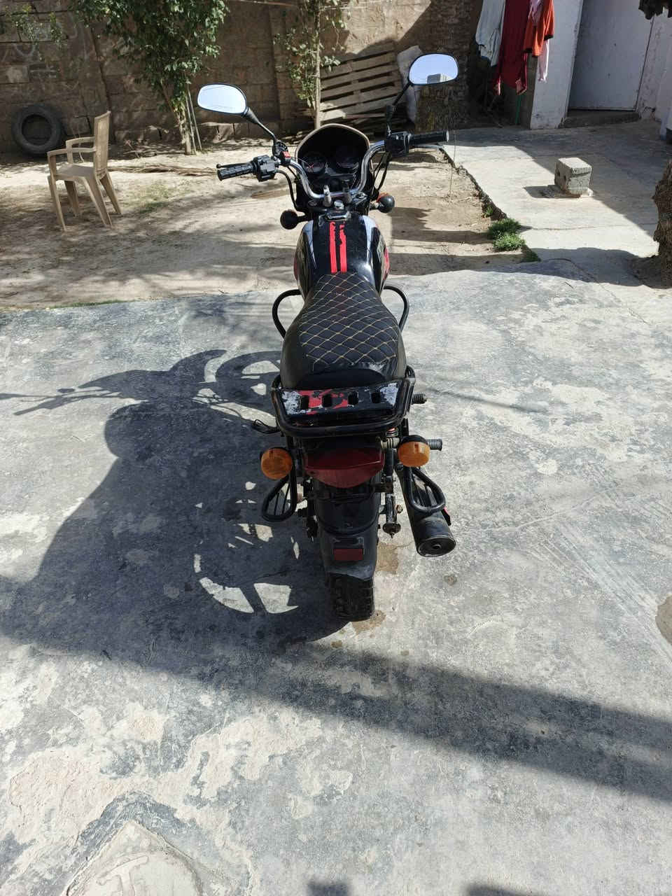 دراجه بوكسر موديل ٢٠١٧دراجه مثل متشوف كدامك دراجه حلوه ونضيفه مابيهة أي نقص اوراق موجوده ومدفوع الكمرك مالهة رايدهة بي٧٥٠ وبيهة مجال مكاني الكرمه وهذا رقمي ***********
