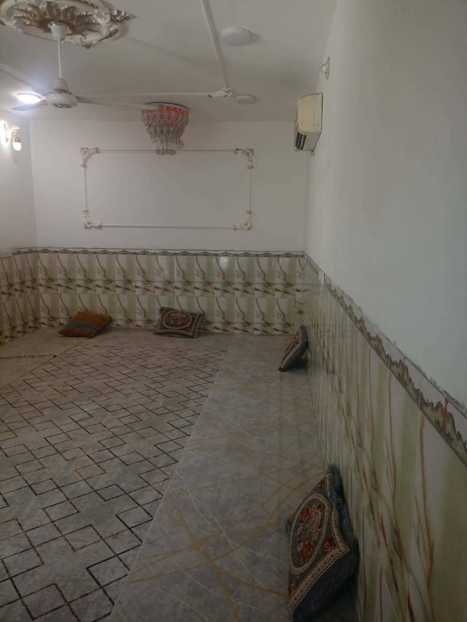 بيت للبيع صاله وغرفتين وصحيات مجموعتين وبراني ومطابخ عدد 2,البيت حديث بنائه بل 19 أساسه كونكريت مسلح رباط شبابيك داير مسلح مسقف عكاده/السنيه حي السلام مقابل بيت ابو شمس الشمري رقم الهاتف ***********
