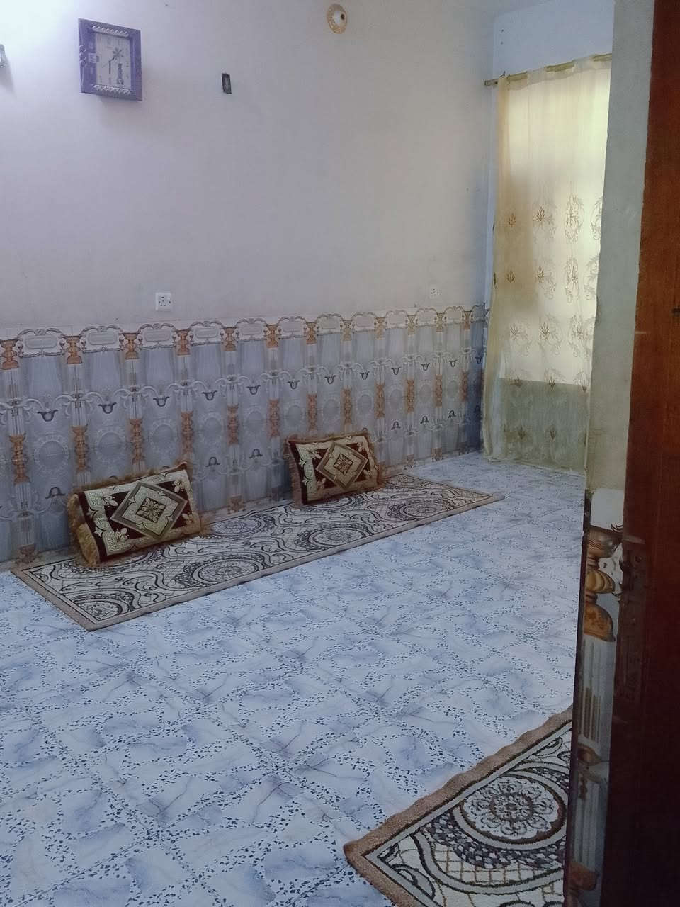 السلامُ عليكمَ
بيت للبيع منْطقه حي طارق القديم
الساحه"100"متر
قاط واحد... مكون من استقبال، وصاله، ومنور، وغرفه نوم. 
للاستفسار الاتصال على الرقم: ***********
