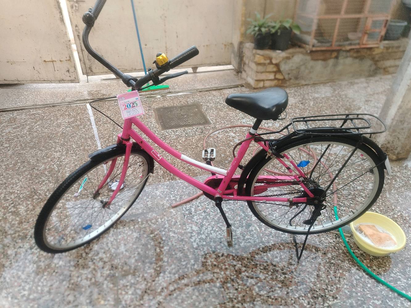 بايسكل وردي جميل بحالة جيدة مع جرس، مثالي للنزهات والتجول في المدينة. يتميز بهيكل متين وكرسي مريح.