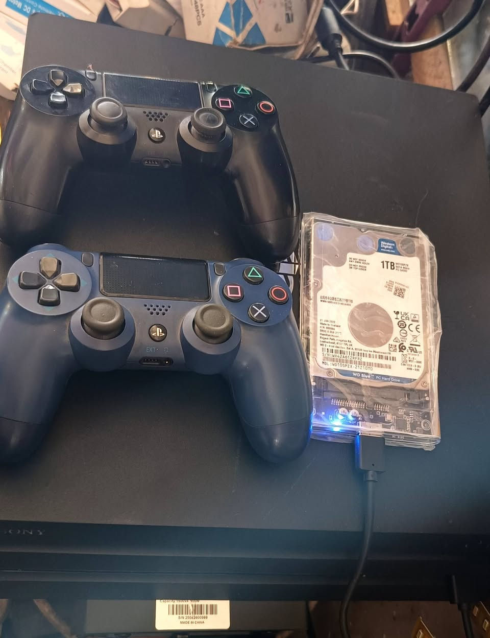 ps4 pro 1T 9.00
بلي فور برو مهكر واحد تيرا نظام 9.00
بي 40 لعبه ومعروضات بل صور 
وايضا بي ❗هارد واحد تيرا موسع❗ يعني الجهاز صار 2 تيرا
و يوبي اس 1500 
يدات عدد 2 اصلي + تجاري وكيبل شحن 3 متر  سعرهن 500 الف وبي مجال 

بل عافيه على الياخذه والي يجي بي خير ويدلل
رقم واتساب ***********
مكاني بغداد الدوره
