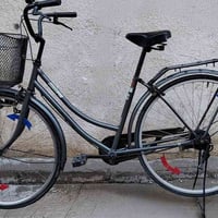 للبيع بايسكل حجم 27 نظافتة90%يحتاجله چوب خلفي العنوان الأمين 077111130...