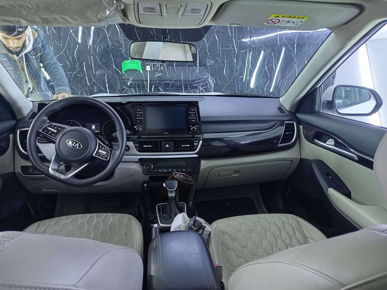 كيا سليتوس للبيع
موديل 2020 
محرك 1600. دوش 
وارد خليجي السياره شركه 
مكفوله كفاله عامه من الضرر والصبغ 
السياره ماشيه 139.000 .km 
السياره فول مواصفات عده الفتحه السقف 
السونار مالته موجود وجديد 
تبريد قطعتين كشنات جلد طبي رقم السياره بغداد وباسمي تحويل ثاني يوم تخم تاير جديد اوراق وكتلوكات الشركه موجودة بيها الاسبير بعده منازل منها
العنوان الفلوجه 
السعر 155 $ 
للاستفسار ***********
