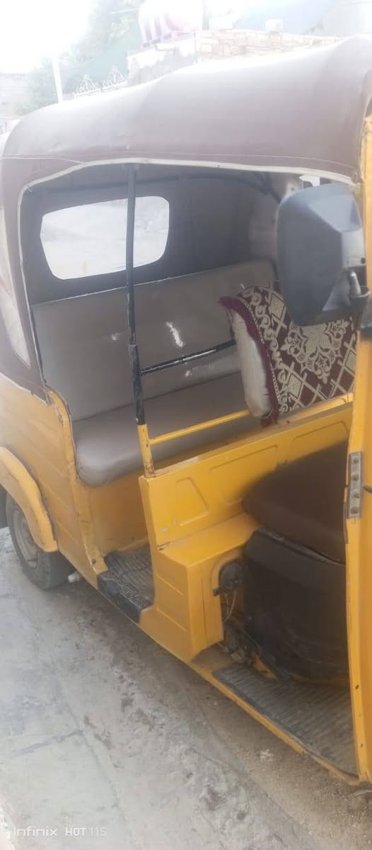 للبيع توكتك بجاج اوراقه اصوليه الف بل100موديل19محسوبه عل20مانقصه كولشي جدن نضيفه نافضه نفض من اطول لطول سعره 5 مليون اوبيه مجال شي بصيط عنواني الحله الحمزه الغربي اشراي يتصل***********
