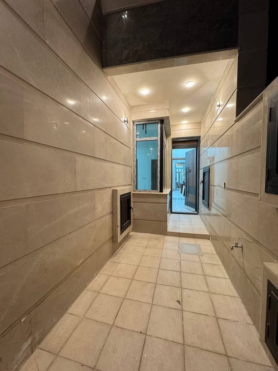 #دارللبيع
المساحة  150م واجهة 5×30 بناء سنة 2025 من الاساس
نظام معزول (وحدتين سكنية) 
كل وحده سكنية تحتوي على :  مدخلين
🔴 غرف نوم عدد 2 مع سويت 
🔴صالة 
🔴مطبخ 
🔴صحيات 2 
فول مرمر ابواب قاصة تركي منظومة غاز سبالت ماطور كهرباء كله دفن وبيت راقي جداً
الموقع الغزالية شارع مدير الامن مربع الطاقة 
للاستفسار اكثر 
***********
او زيارة المكتب في الغزالية شارع البداله مقابل الكوخ مكتب الهندسي للعقار
