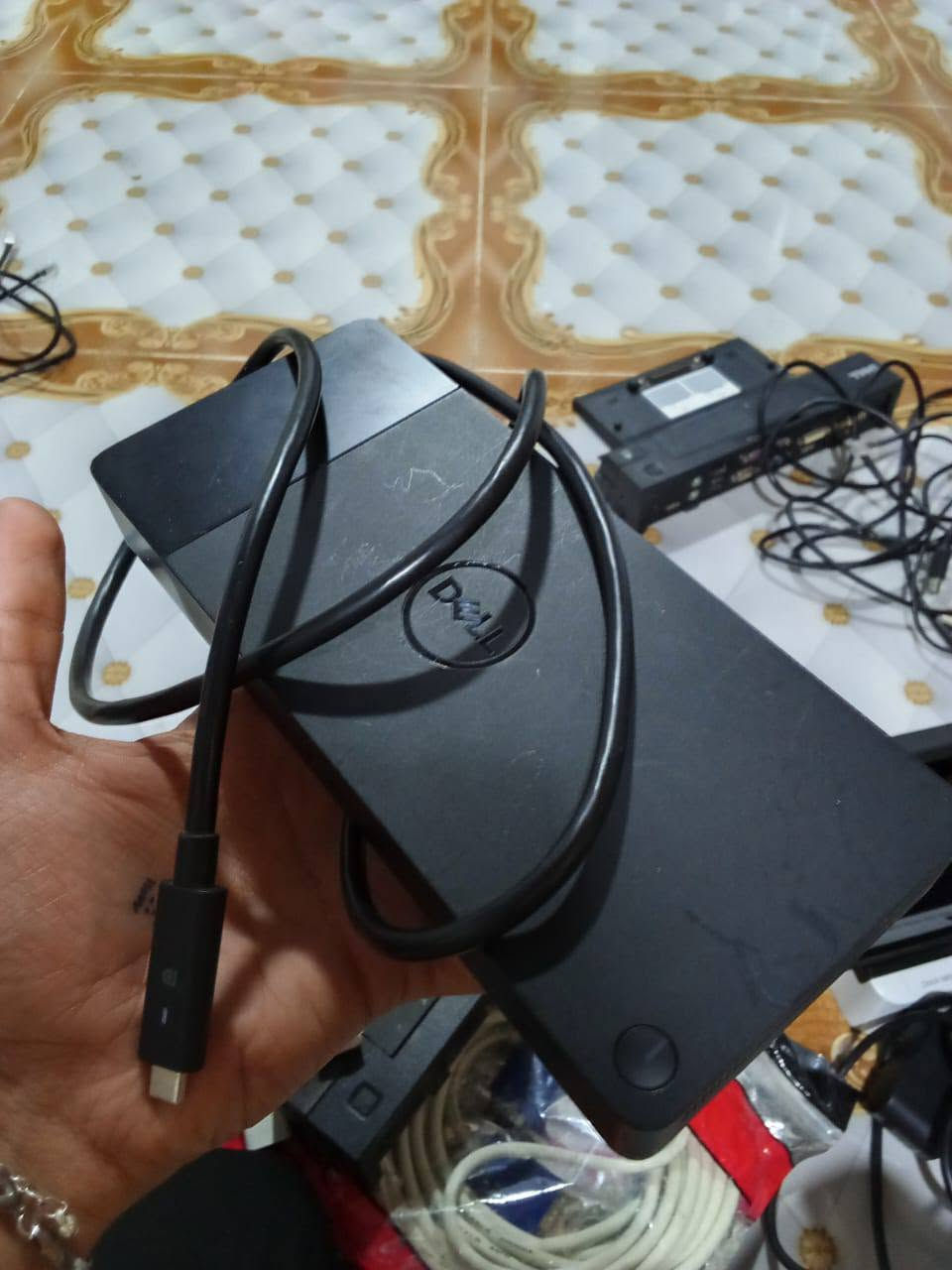 هذا الجهاز هو قاعدة إرساء (Docking Station) من ماركة Dell. موديل WD15 المحمول عبر منفذ USB Type-C. سعر 50 وبي مجال رقم الاتصال *********** عنواني بصره ابي خصيب يوسفان
