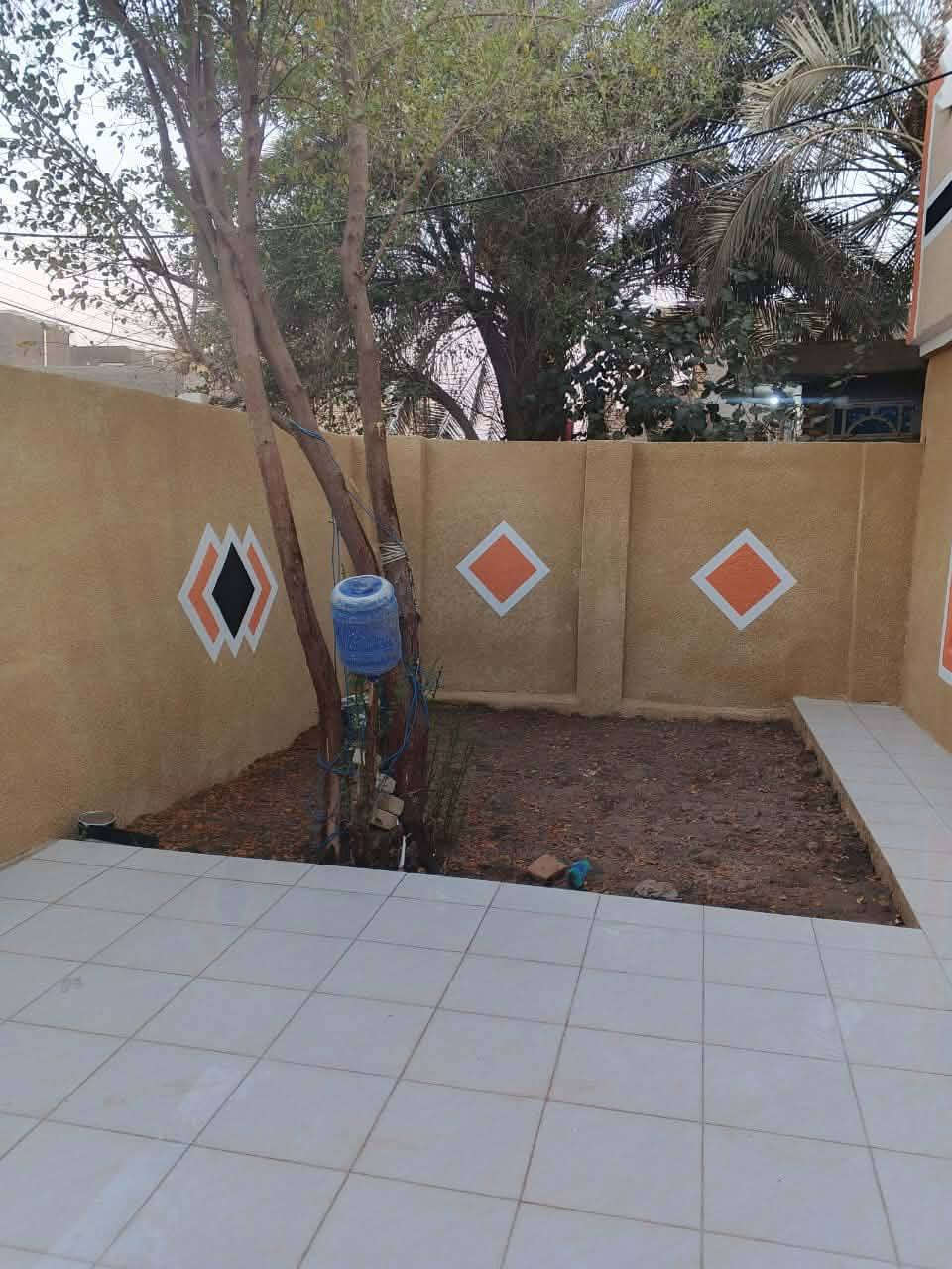 السلام عليكم 
بيت للبيع طابو صرف 
المساحه ٢٠٠متر طابق واحد 
يتكون /من ٢غرف نوم وهول صاله ومطبخ مجمع صحيات 
الموقع /حله شارع ٨٠ نجف حي المصطفى 
للاستفسار/ مراجعة مكتب أضواء المدينه 
الكائن/حله شارع ٨٠ مقابل أسماك الشجيري 
او اتصال على الرقم 
[[***********]]
رياض الخفاجي
