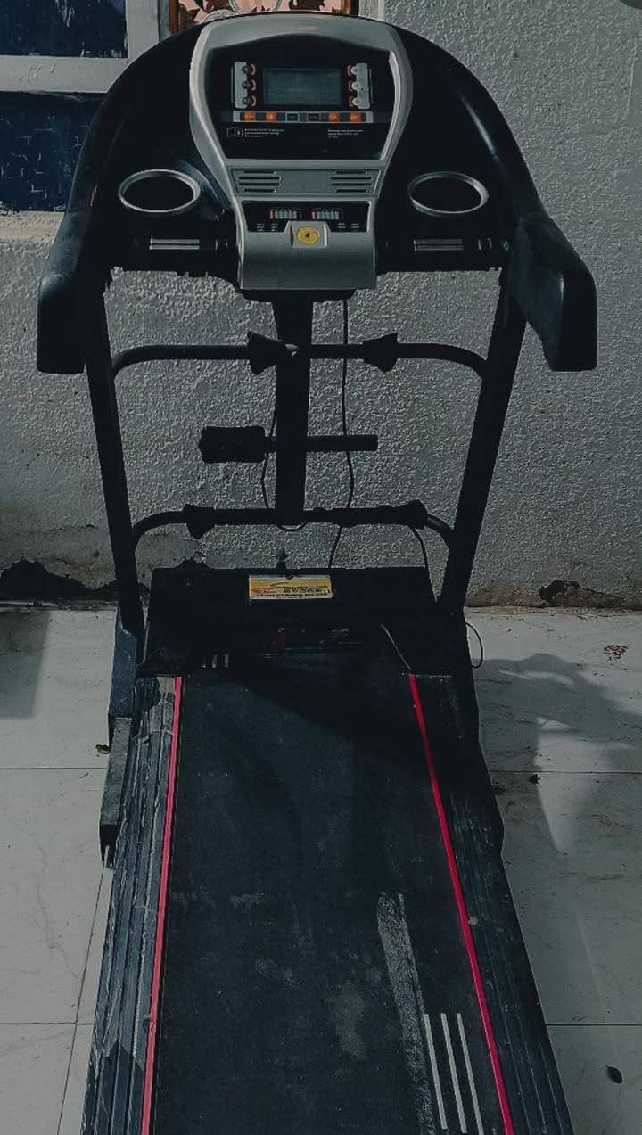 ه هو جهاز سير كهربائي (Treadmill) من ماركة Evere
الشاشة: شاشة رقمية تعرض الوقت، المسافة، السعرات الحرارية، السرعة، ونبضات القلب.
الميزات: يحتوي على حامل أكواب على الجانبين ومفتاح أمان للتوقف الطارئ.
التصميم: قابل للطي لتوفير المساحة.
الراحة: مزود بخاصية امتصاص الصدمات لحماية الركبتين.
شاشة عرض: تحتوي على لوحة تحكم إلكترونية لعرض معلومات التمرين. 
السعر .. ٢٠٠


**إذا كنت صاحب هذا الإعلان وتريد حذفه لأي سبب، رجاءا أرسل رسالة إلى الدعم الفني**