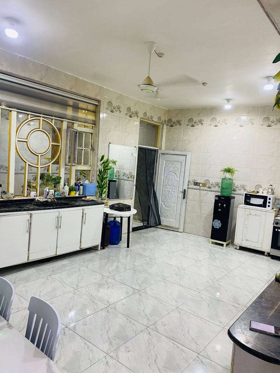 بيت ٣٠٠متر ركن طابق واحد الكوت الجديدة شارع بيت حايف قريب شارع العام 
غرفتين ٤×٥
صالتين صاله بيه صحيات ودرج وصاله مفتوحه عل مطبخ
استقبال ٧ونص × ٥ مع كليدور 
مطبخ ٤× ٧ 
ممر من الجانب متر 1 ومن الخلف مترين2 
***********للستفسار 

طرمه +كراج + صحيات داخلية وخارجية
