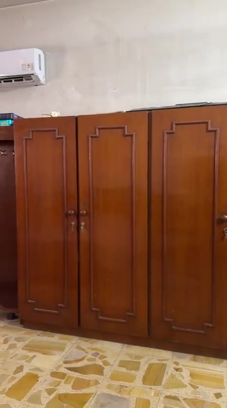 غرفة نوم 6 الواب صاج نظيفة تكمه بيع مستعجل 
500 الف عنواني بغداد المنصور
***********

