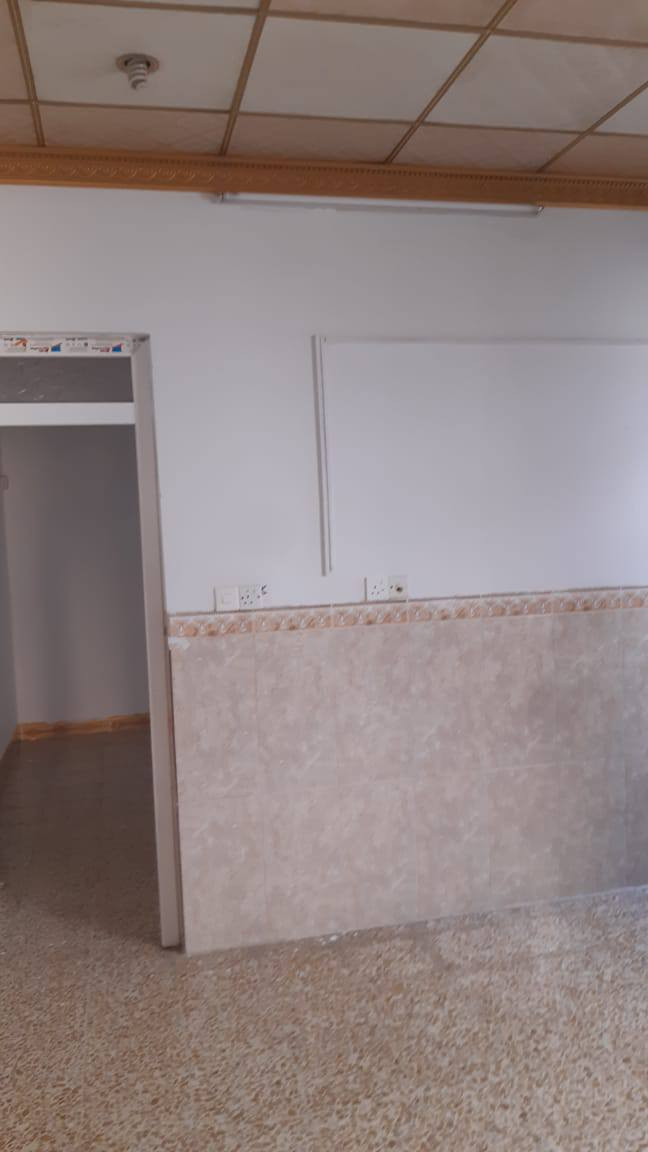 الإيجار في حي الإنتصار مساحة 100متر طابق واحد 

شارع 30 

غرفة واستقبال وهول وصحيات ومطبخ وكراج 

((مكتب الاصدقاء))

((عنوان المكتب سايدين الأركان قرب روضة الأماني))

*********** متوفر واتساب 

***********
