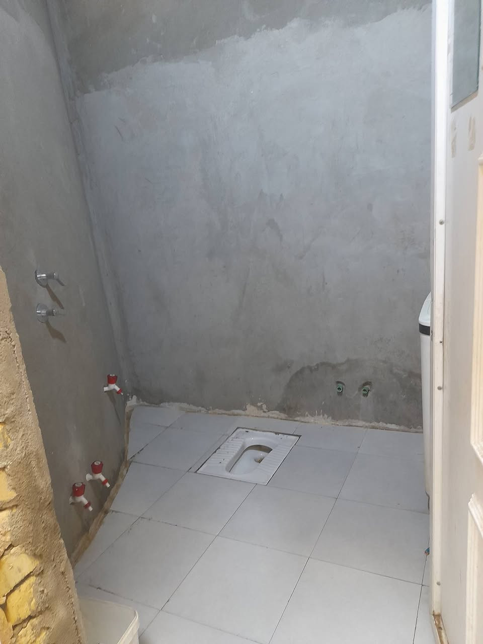 سلام عليكم الدار البيع دوانم الازم حي العسكري مساحه ١٤٠م ركن عل سده مقابل الساله الماي تصال ***********
