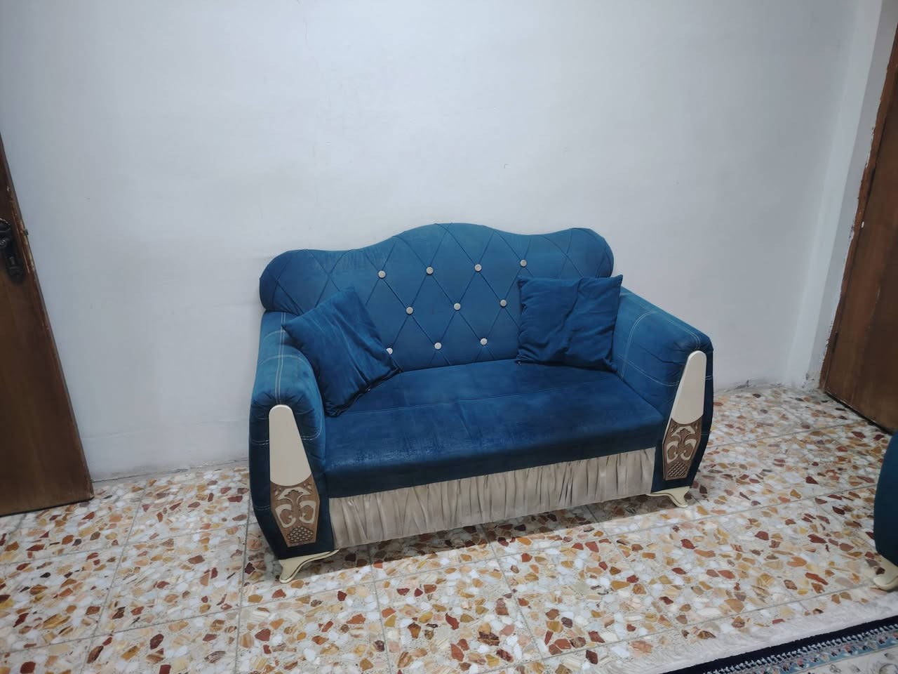 السلام عليكم متاح تخم ١٠ مقاعد نظيف السعر ٢٥٠٠٠٠ المكان حي العامل رقم ***********
