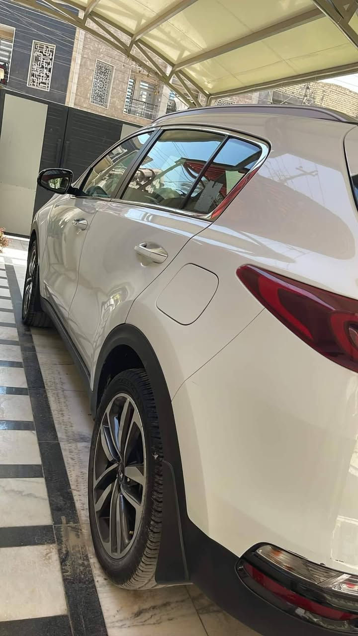 Kia Sportage 2019 🇰🇷 

فول مواصفات خليجي  2019 شكل 2020

محرك 2000DOHC

4 سلندر

ماشية 102 ألف كم📍

رقم بغداد خصوصي 🏷️

• المقاعد جلد ومخمل حمصي

• سقف بانوراما 🌤️

• كاميرا خلفية 🎥

• بصمة 🔑 عدد 2

• شاشة 📺 Apple carplay & Android Auto 

• نظام المفتاح الذكي ترحيب عند الاقتراب بالمرايات وانارة يدات الابواب

• حساسات مطر 🌧️

• حساس امامي خلفي 

• حساسات ضغط الإطارات

• مثبت سرعة 🚗

• مرايا كهربائية

• مقاعد كهربائية

• تبريد خلفي ❄️

• تحكم أوتوماتيك بالحرارة 🌡️ نظام المناخ المنفصل

• نظام ال ABS

• ESP نظام الثبات الإلكتروني

•  هاند بريك الكتروني 

• نظام نزول منحدرات

• صندوك ذكي يفتح عند الاقتراب 

• نظام التوقف الذاتي AutoHold

• 6 وسائد هوائية

• كشافات ضباب امامي خلفي

• زينون + LED 💡شمسي

• Apple CarPlay 📱

• Android Auto 📱

• نظام تحكم صوتي 

اللون: أبيض  

 ________________________________

السياره مكفوله كفاله عامه (من ناحية الصبغ والمحرك والگير)

رصعة بالجاملغ مال السايق ممصلحة 
رصعة بالباب الخلفي ممصلحة 
وبارد صغير من الجهة اللخ بهلال الجاملغ 

السعر: 21,500$
وبيها مجال 

مكاني : بغداد

  ***********
