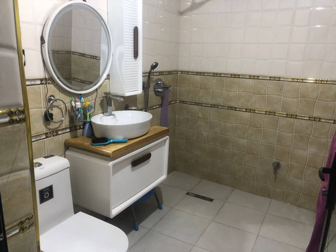 السلام عليكم دار للبيع مساحه 120متر الفحامه شارع المركز فرع ابو وليد اول باب على الشارع الرئيسي  قرب اسواق النخيل اتصال على الرقم وات ساب***********
