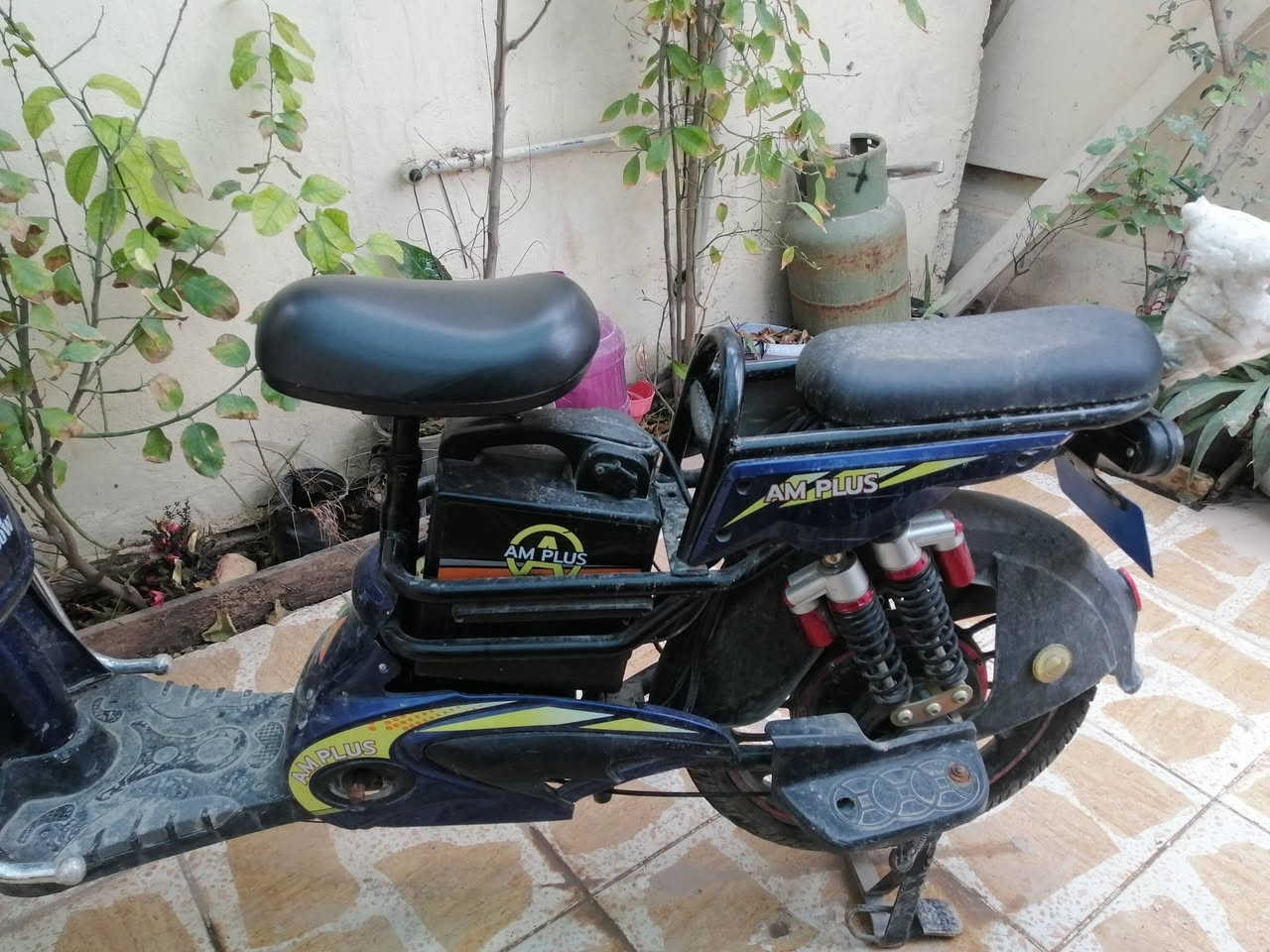 للبيع دراجه شحن بطاريه تعبان يحتاج تبديل و شاحنه  َ ماكو و تاير مشكوك كدام سعر قفل ١٢٥ رقم ***********  خاص موجود
