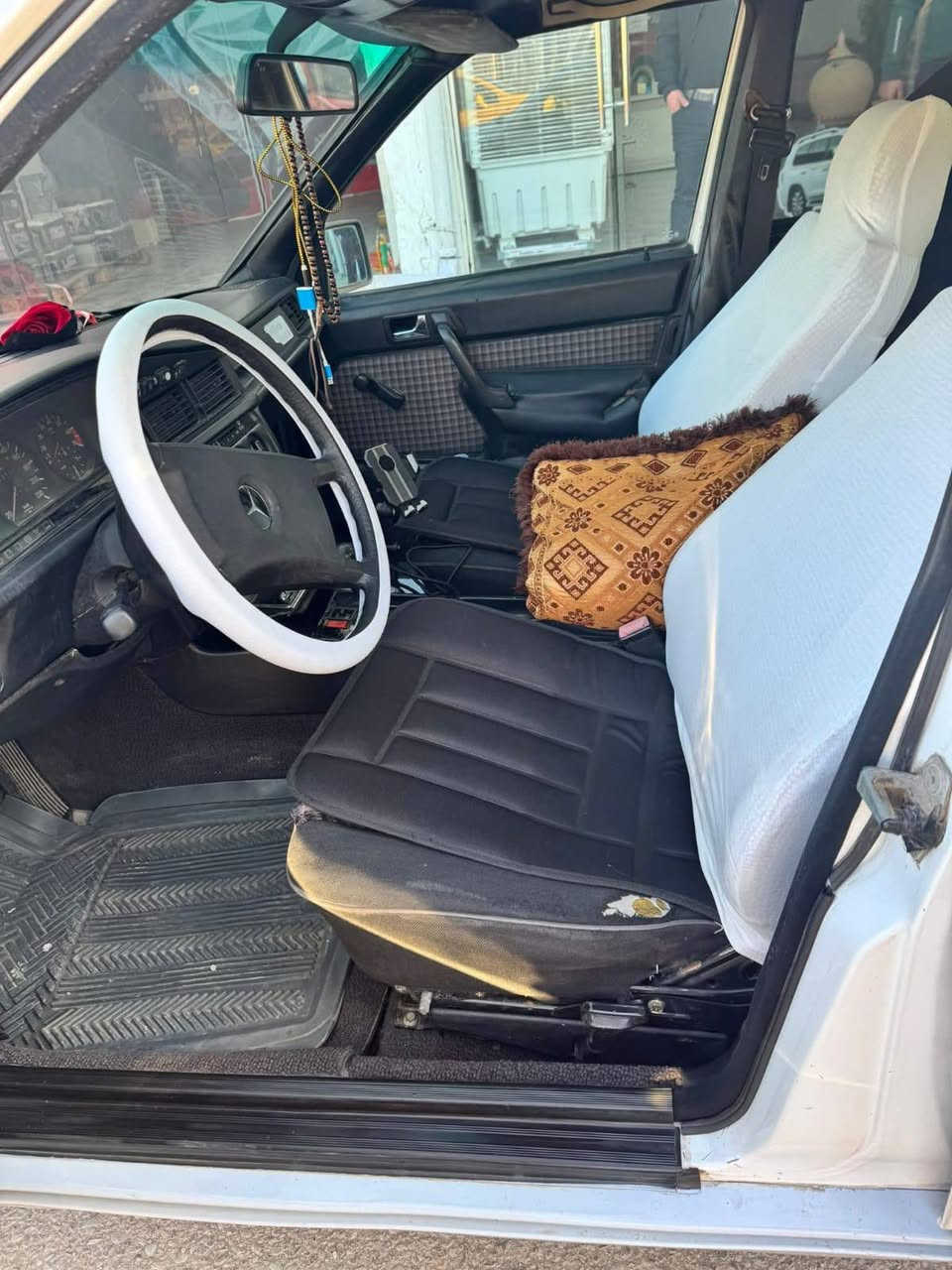 آلُـۜسلام عليكم
🚘مارسيدس 190 طيارين 
🖐🏻⬅️موديل1986
🖐🏻⬅️رقم نينوى الماني 
🖐🏻⬅️محرك وكير شرط
🖐🏻⬅️بيها كابون بانزين⛽️
🖐🏻⬅️ضرر جاملغات خلفي صبغ بدون داخل 
🖐🏻⬅️شرط التحويل🤝 
🚦السعر51💵وبيها مجال 
‏‪***********‬‏
