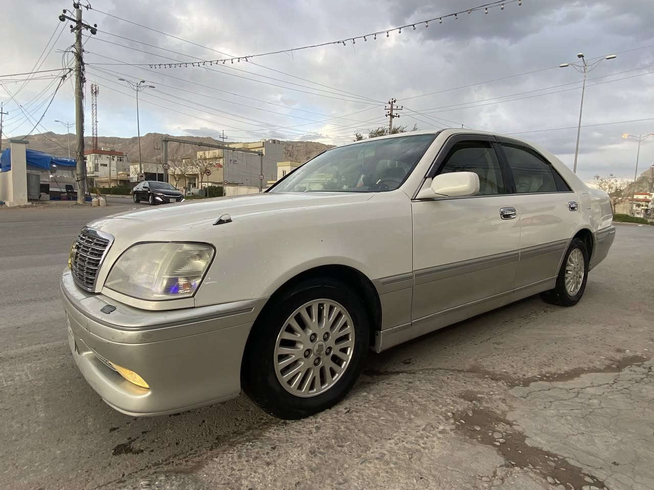 مەلیکە مووس مەکینە 175
سئ دوکمە پەردە 
ناو زەرد
بی بویاخ کامل مەسرەف کراو
بریکی بەسراوە
بئ دەعمو لیدراو
رونی گیرو مەکینەو
سیرفزی تازە کراوە
47گەلاو مەجال
***********
