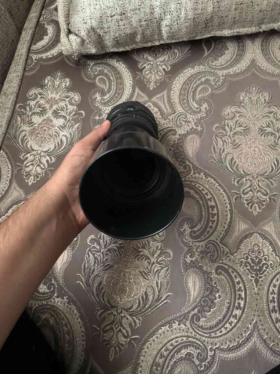 عندي عدسة نيكون سيكما 70-300 
سعرها 80 قفل 
متوفر توصيل 
واتساب ***********
