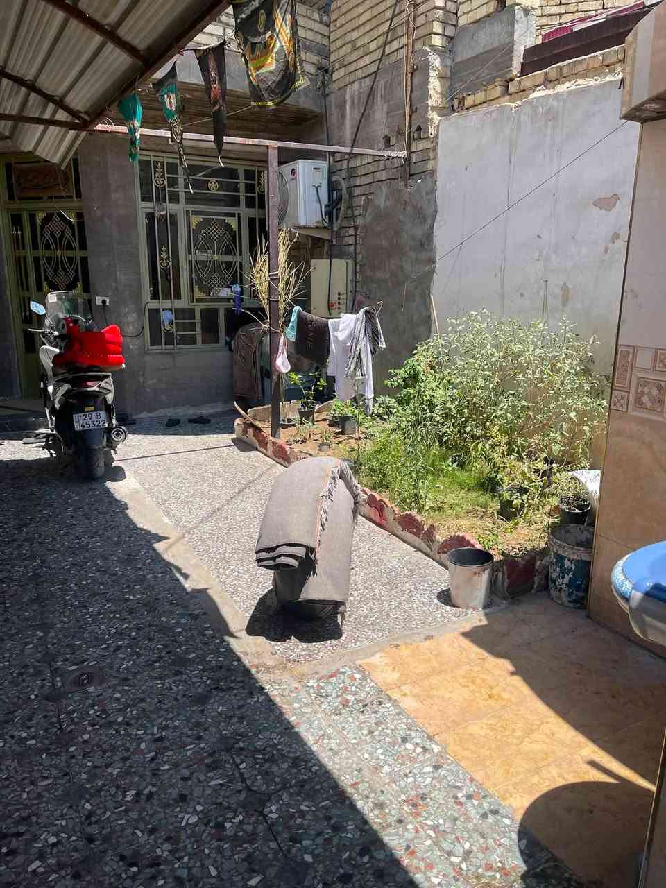 سلام عليكم بيت لبيع مساحه 150
واجهة 6نزال 25
بناء سنه 2020
يحتوي على ثلاث غرف نوم
وصالتين 
ومطبخين حار وبارد
وحمامين داخليات
وكراج وحديقه 
والاستقبال معزول

عنوان البيت الاورفلي مثلث السمجه
الفرع العريض من جهت غازي المضمد

الاستفسار ***********
