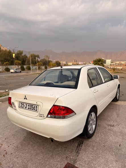 لانسەر ٢٠١٣ مەکینە گەورە گێڕ گەورە 
بێ بۆیاخ سەیارەکە تا بڵێی جوانە  ١٤٧ هەزار ڕۆشتوە 
٤ تایەی لۆکی لە سەرە سپێری دانەبەزیوە 
کامل مەسوف کراوە یەک دینار مەسروفی نیە 
ڕەقەم و سەنەوی تا ٢٠٣٠ تازەیە
*********** رانية
