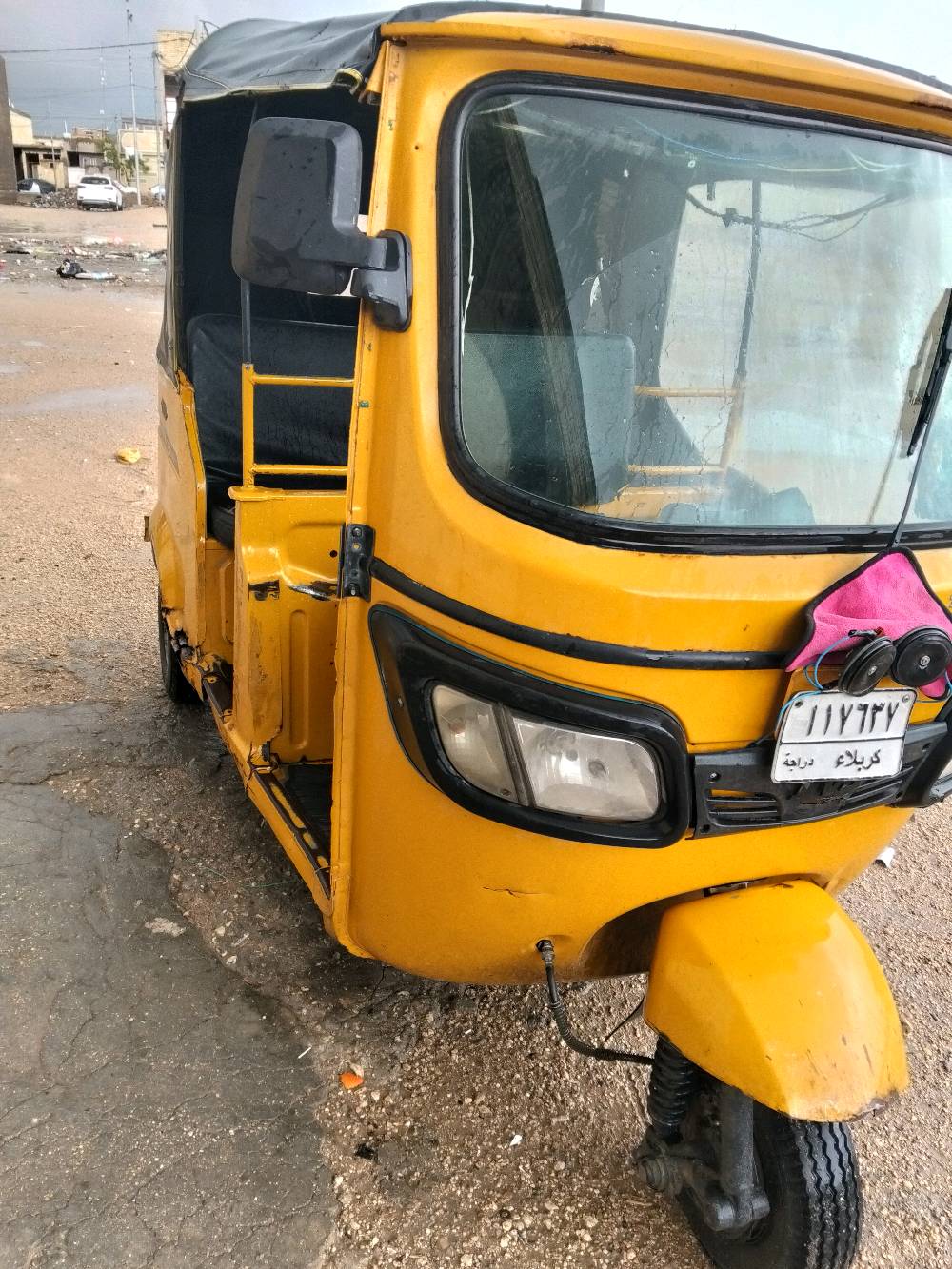 تكتك TVS King للبيع بحالة جيدة، يحتوي على غطاء حماية يقي من الأجواء المتقلبة. اللون أصفر لافت للنظر ويعمل بمحرك فعال. مناسب للتنقل داخل المدينة بشكل اقتصادي وسريع.