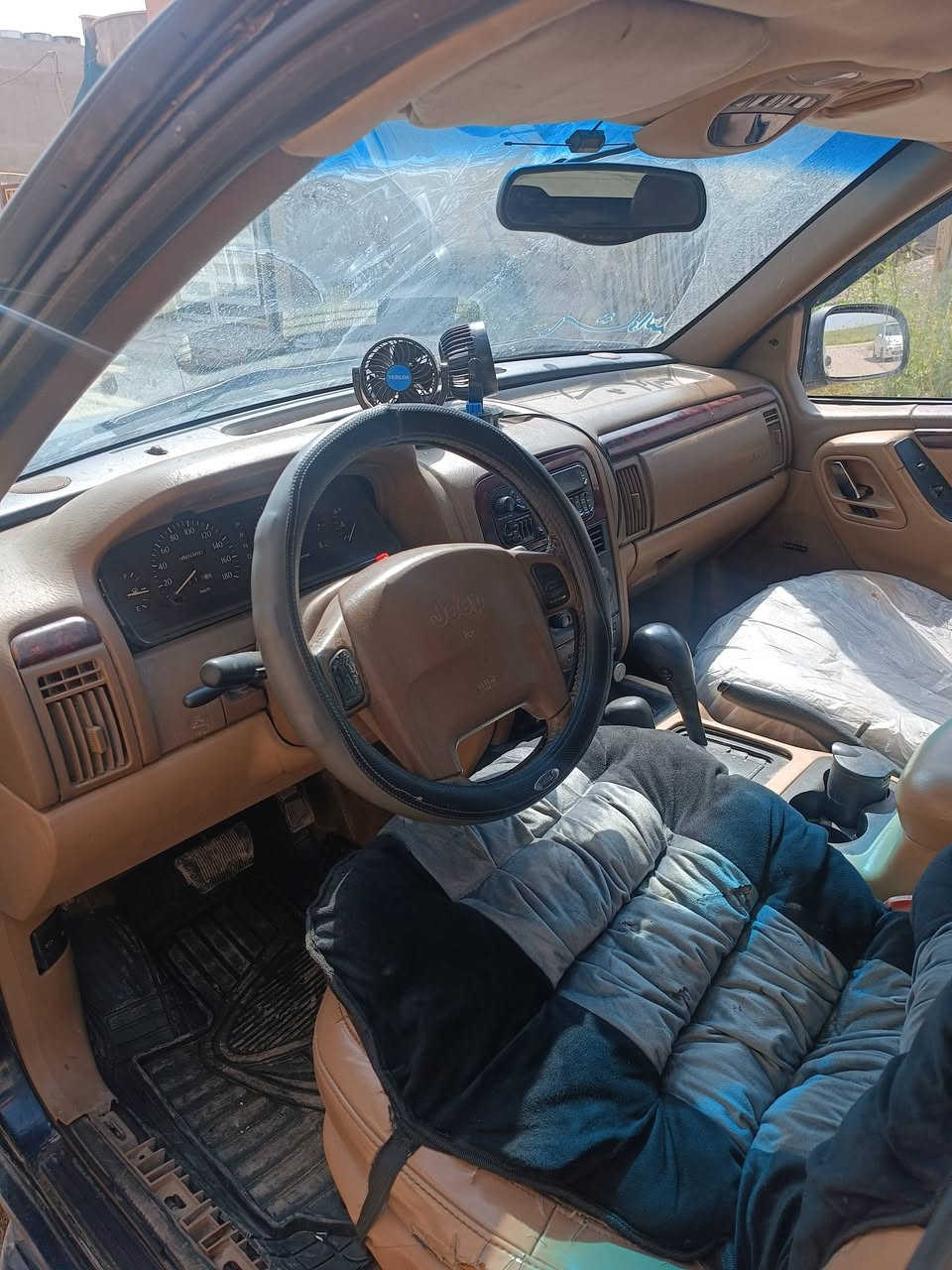 جيب شيروكي موديل 2000 شرط محرك وكير بطه 2 ونص شرط لاصرف ولانفخ صدر وسياره وضع شركه سيدي شغال طخم تاير ويل كب سياره نضافه جيده وكاله عامه باسمي شرط تحويل ت *********** ابو يونس السعر 55 ورقه
