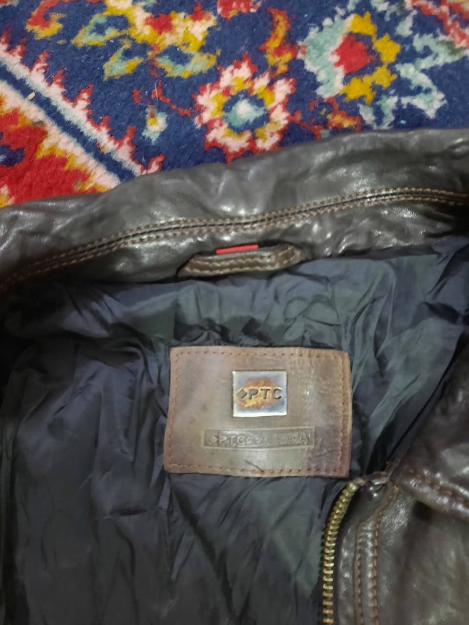 جاكيت جلد رجالي طبيعي ماركة PTC صناعة اسبانيا
لون بني غامق جداً قريب للأسود 
القياس L 
السعر 20 
تتوفر خدمة توصيل داخل بغداد و إلى جميع محافظات العراق


**إذا كنت صاحب هذا الإعلان وتريد حذفه لأي سبب، رجاءا أرسل رسالة إلى الدعم الفني**