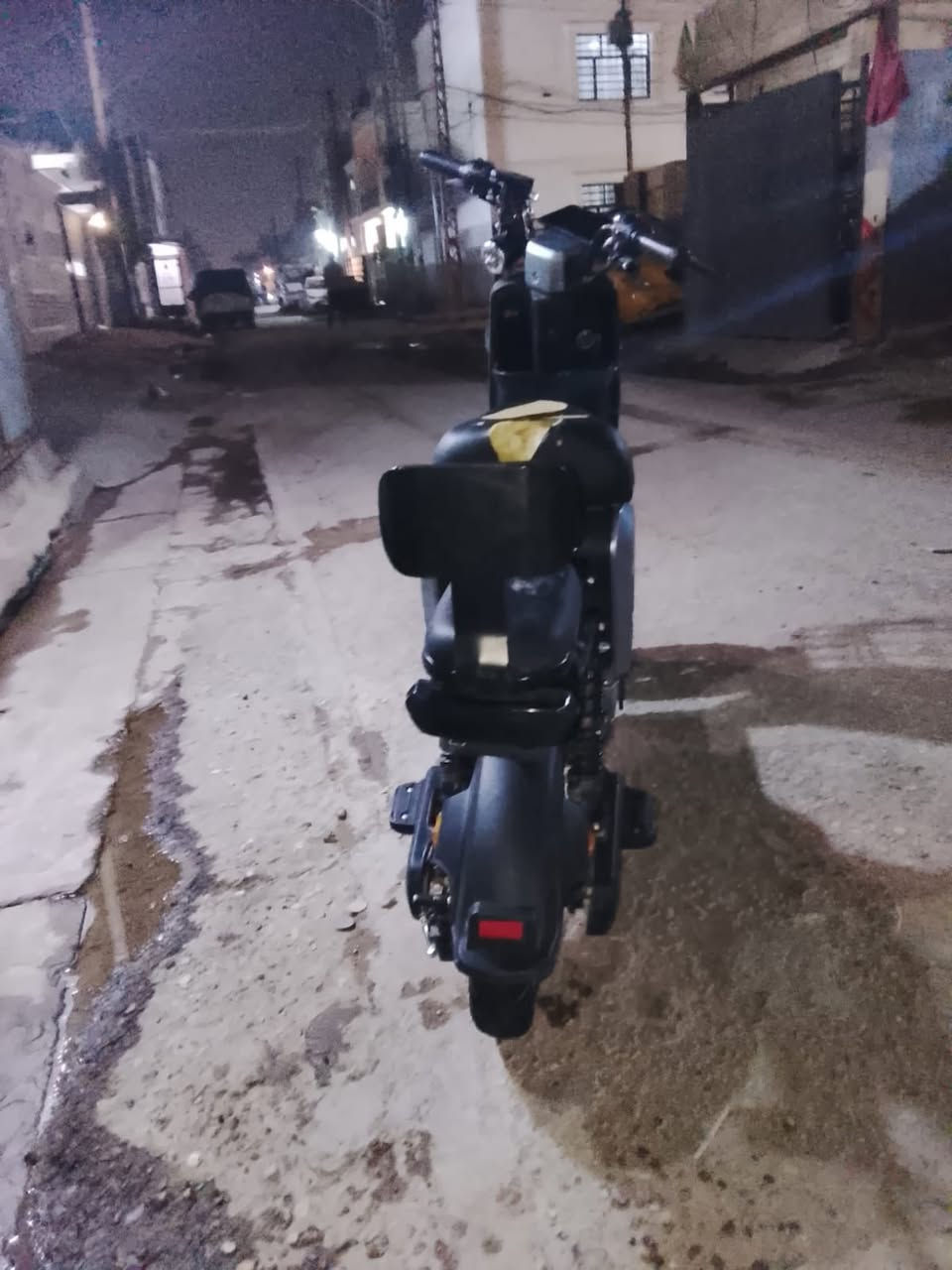 السلام عليكم دراجه شحن R9 من شركه الريان بطاريات ريان اصلي ما مبدله الدراجه مكفوله بيها نقوصات كشن وبربرينات وشخطه بل كڤر الدراجه تجي وياها بصمتين وبايدرات ومرايات وشاحنه اصليه العنون بغداد الدوره ابو دشير الرقم *********** 
السعر 375 وبيها للطيبين
