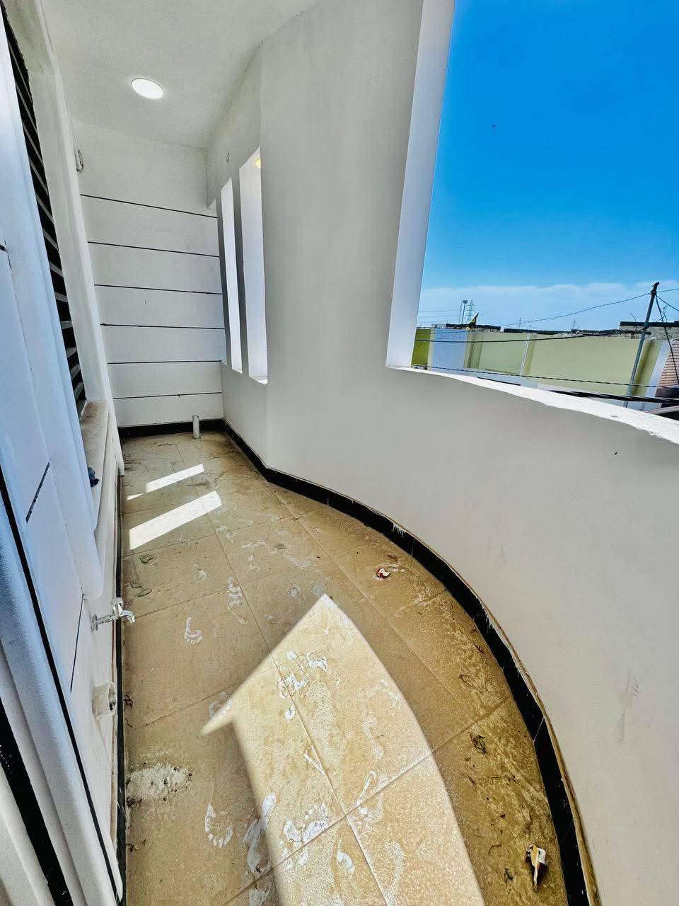 السلام عليكم
دار 200متر طابقين سند مجمع بيتي الثاني قريب شارع المجمعات بناء جديد درجه أوله بناء هندسي
يحتوي غرف نوم 6 واستقبال ومطبخ وحمام 2
صالتين سقوف جبسن بورد بديل خشب وجهه
منظومات كاميرات ماسسه كامله نضام ماء بطاريه شغل مرتب منضومت انترنت كهرباء دفن بوري تسليك كله أوله الفنار السعودي كله الطابقين نزالات حداديه تسكام البيت كله الواح هندي بناء مال جناي متعوب عليه 
الاستفسار خاص ***********
