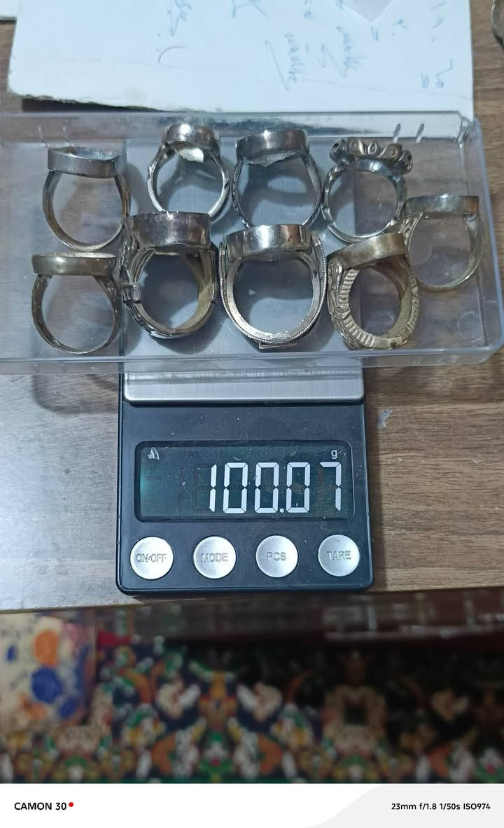 السلام عليكم فضه للبيع نضيفات ويخبلن بيهن سلجوقيات وبيهن بحريني الوزن ٢١٥غرام الغرام ٣٧٥٠ نضيفات موكسر بصرة ***********
