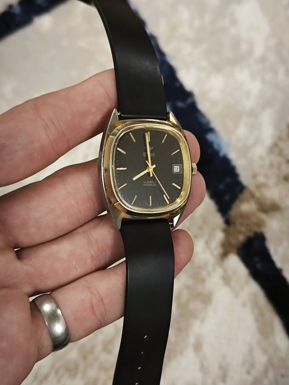 ساعة سويسري 
أنتاج قديم 
الساعة تكويك
تاريخ شغال 
ماكنه سويسري 
تحتوي على 17 حجر 
نظافة تامه
سير روغان
السعر 55 الف وبيها مجال 
للتواصل واتساب أو الاتصال على الرقم 
***********
