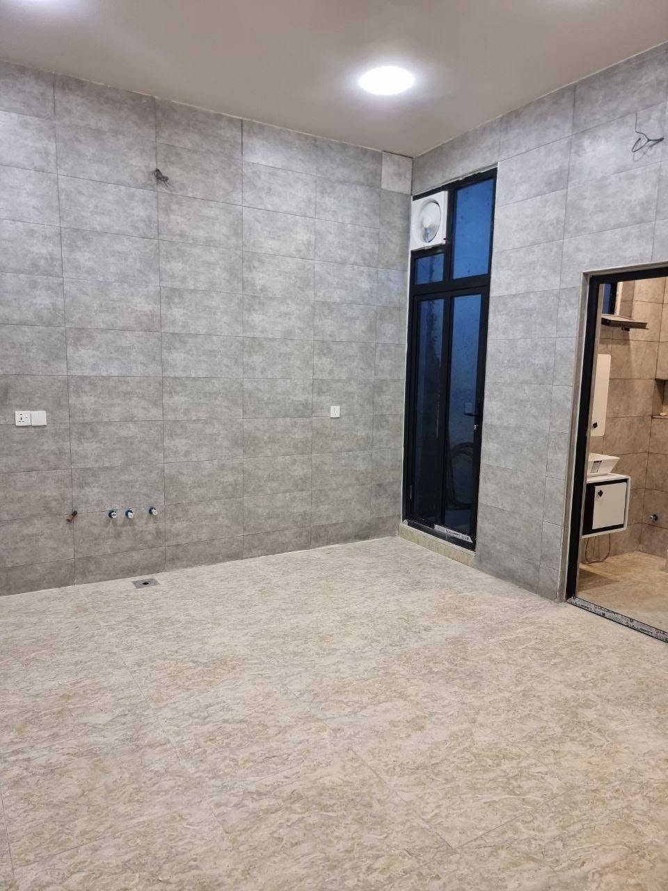 #عقارات_بغداد_دار_للبيع
دار للبيع درجة اولى  في الدورة حي الشرطة ابو طيارة طابو ملك صرف بناء جديد 
المساحة 60 متر واجه 6 ونزال10
مدخلين يحتوي الطابق الارضي على صالة وهول ومطبخ وحمام 
الطابق الثاني يحتوي على غرفتين نوم وحمام
الواجهة والارضيات مرمر والشبابيك المنيوم والابواب تركية درجة اولى
***********
