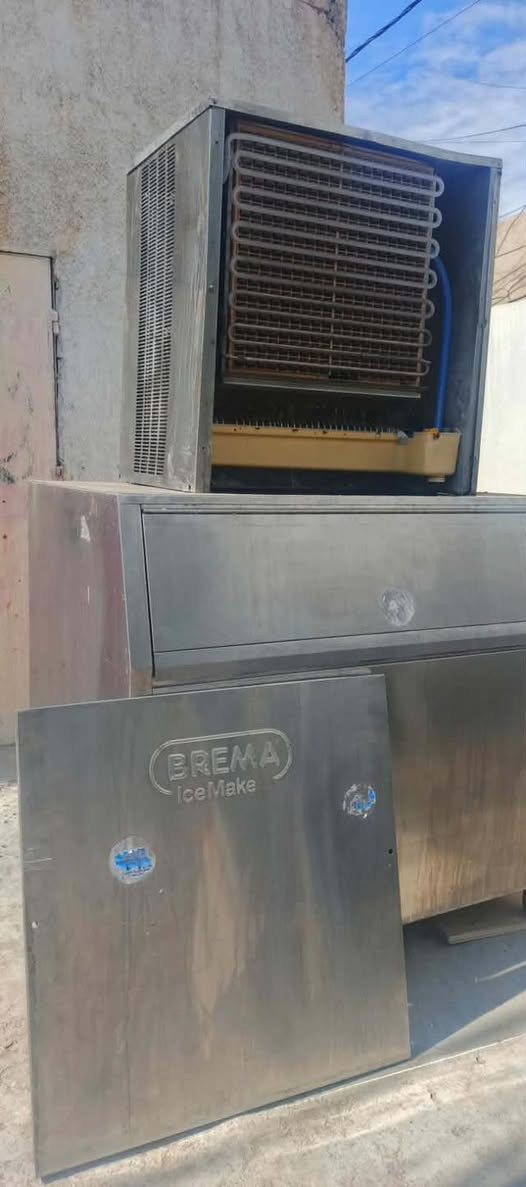 ايس ميكر ثلج 🧊 بلوري بريما  انتاج 500 كيلو باليوم kg  صنع ايطالي غنيه عن التعريف كلها شغاله ونظيفة خزانها يسع للواحد طن استل استيل عازل حرارة بسعر كلش مناسب مكاني بغداد للاستفسار مراسلة الصفحة او الاتصال + واتساب ***********
